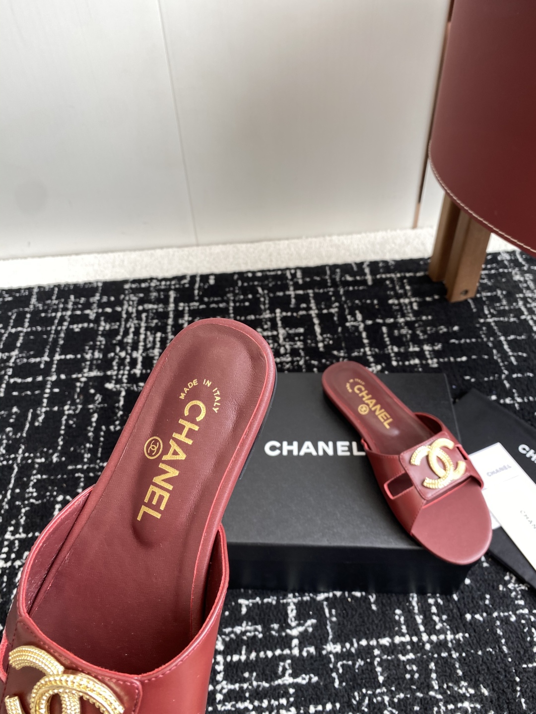 代购级
Chanel 小香 25ss 春夏新品度假 羊皮 懒人拖 

小香的一款全新设计 鞋面搭配双C五