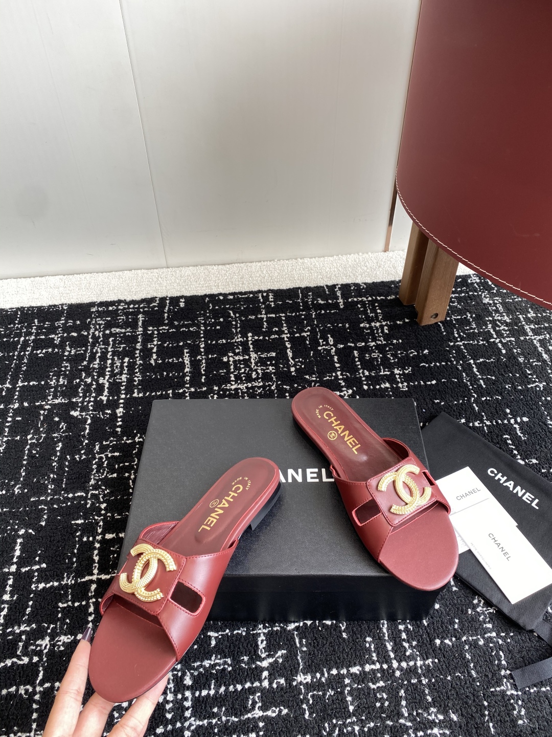 代购级
Chanel 小香 25ss 春夏新品度假 羊皮 懒人拖 

小香的一款全新设计 鞋面搭配双C五