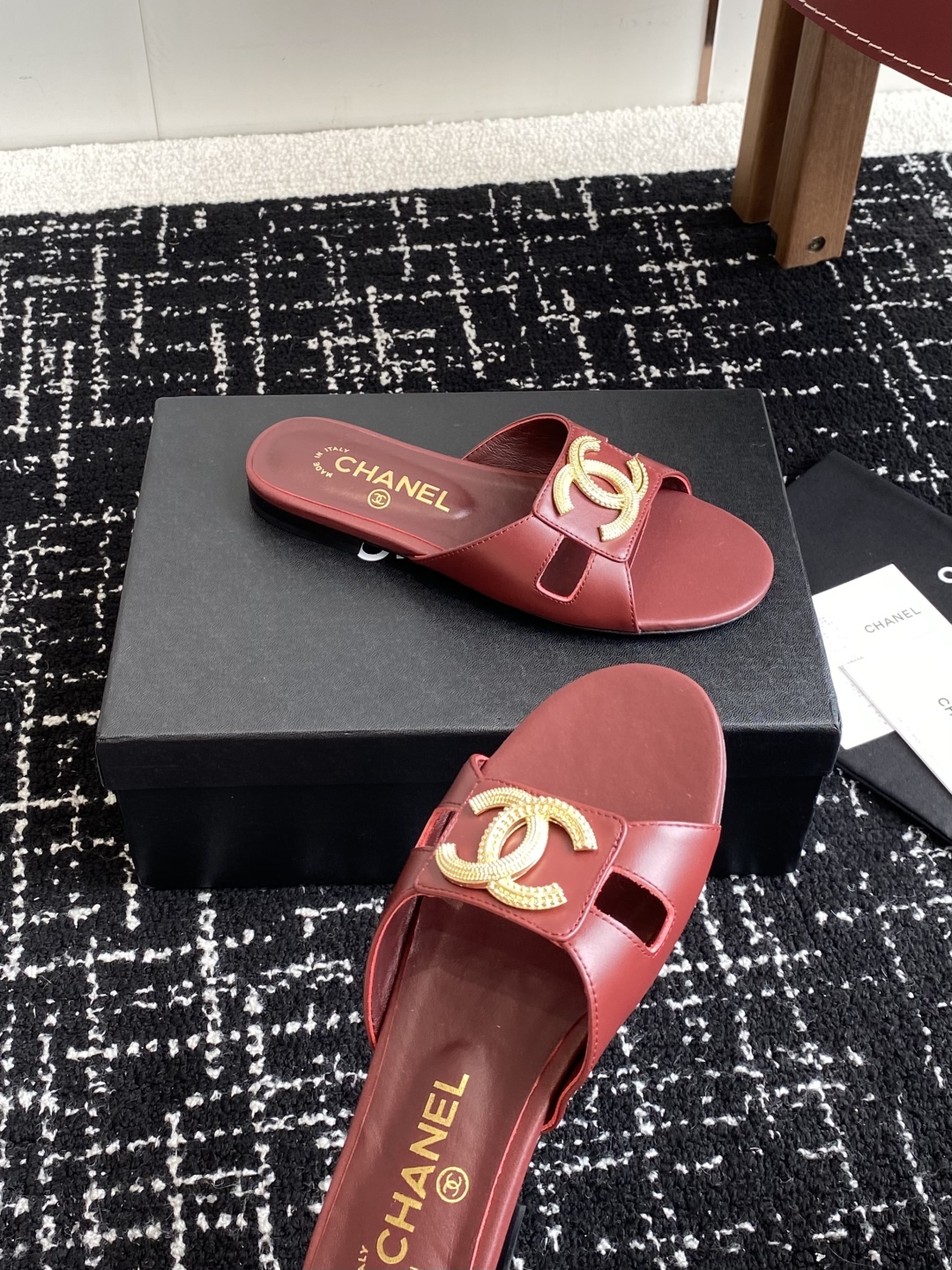 代购级
Chanel 小香 25ss 春夏新品度假 羊皮 懒人拖 

小香的一款全新设计 鞋面搭配双C五