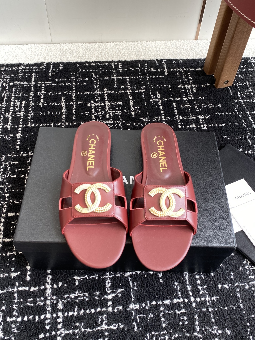 代购级
Chanel 小香 25ss 春夏新品度假 羊皮 懒人拖 

小香的一款全新设计 鞋面搭配双C五