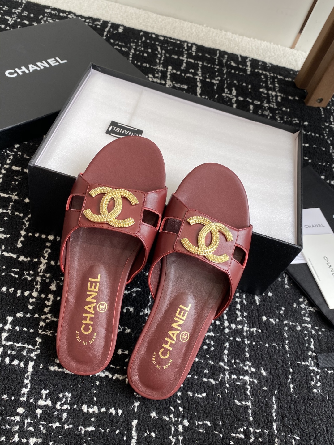 代购级
Chanel 小香 25ss 春夏新品度假 羊皮 懒人拖 

小香的一款全新设计 鞋面搭配双C五