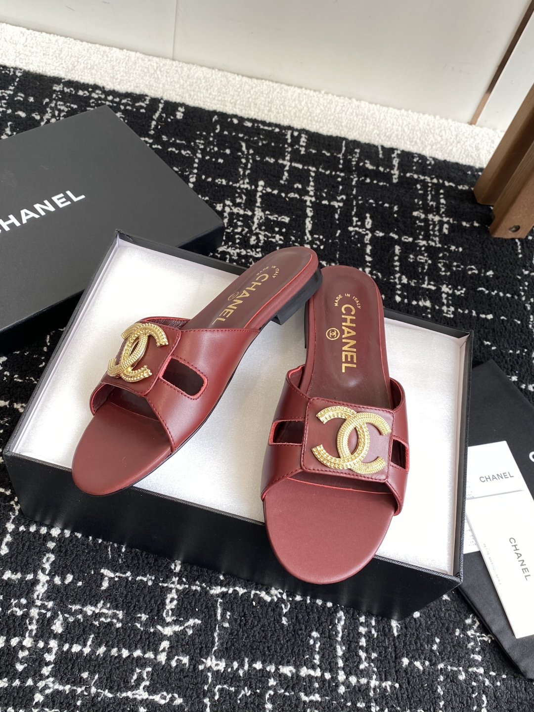 代购级
Chanel 小香 25ss 春夏新品度假 羊皮 懒人拖 

小香的一款全新设计 鞋面搭配双C五