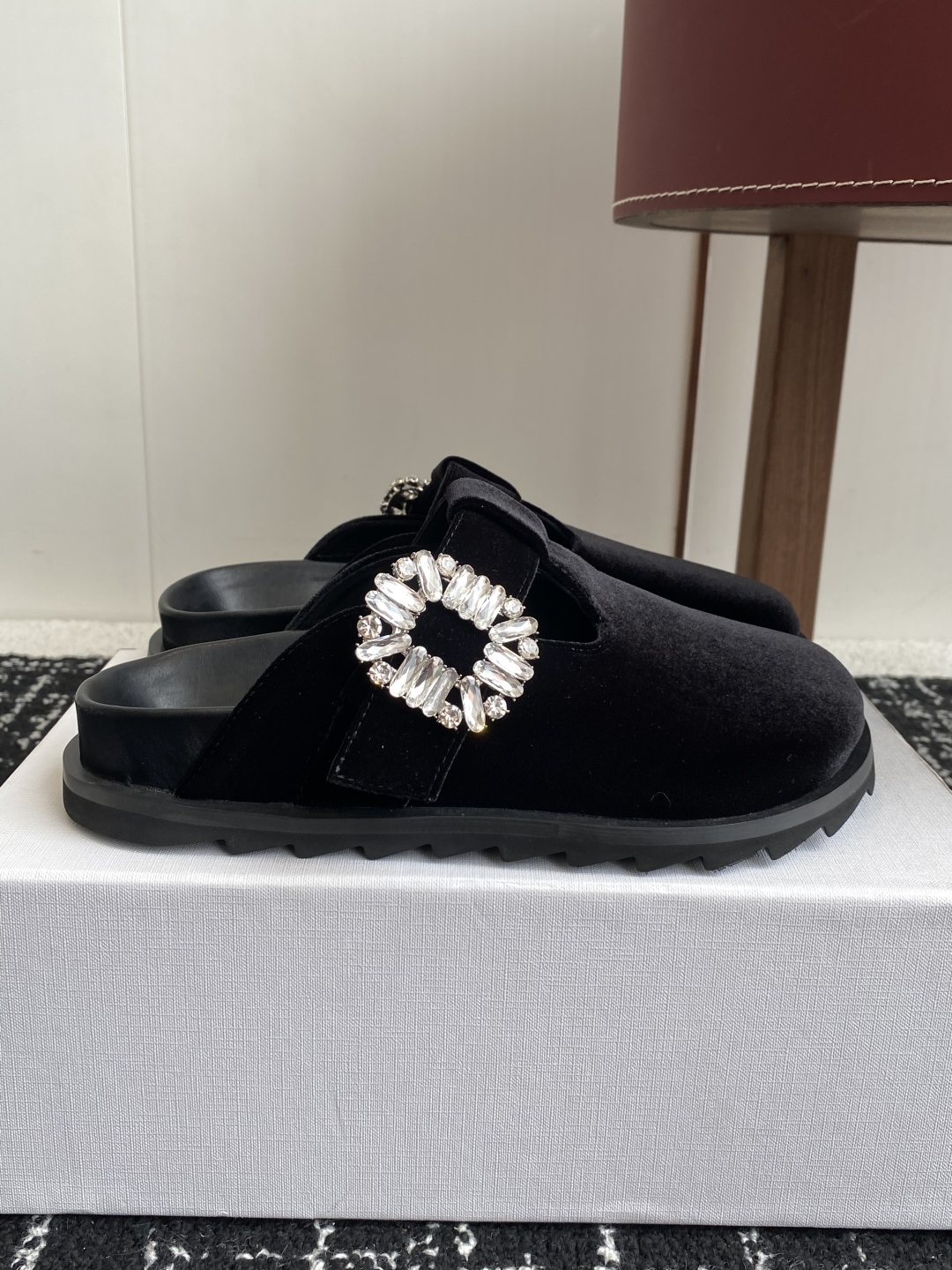 代购级
Roger vivier Rv 25ss春夏博肯 真软木潮流时尚 钻扣 休闲 包头拖

人体工程