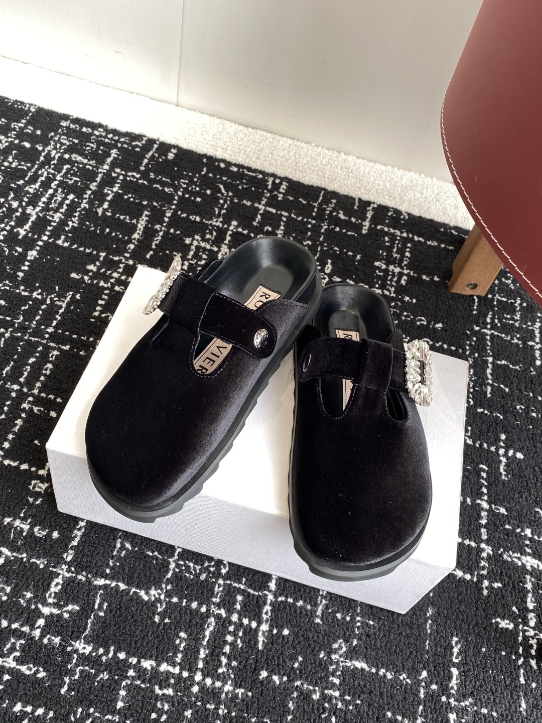 代购级
Roger vivier Rv 25ss春夏博肯 真软木潮流时尚 钻扣 休闲 包头拖

人体工程
