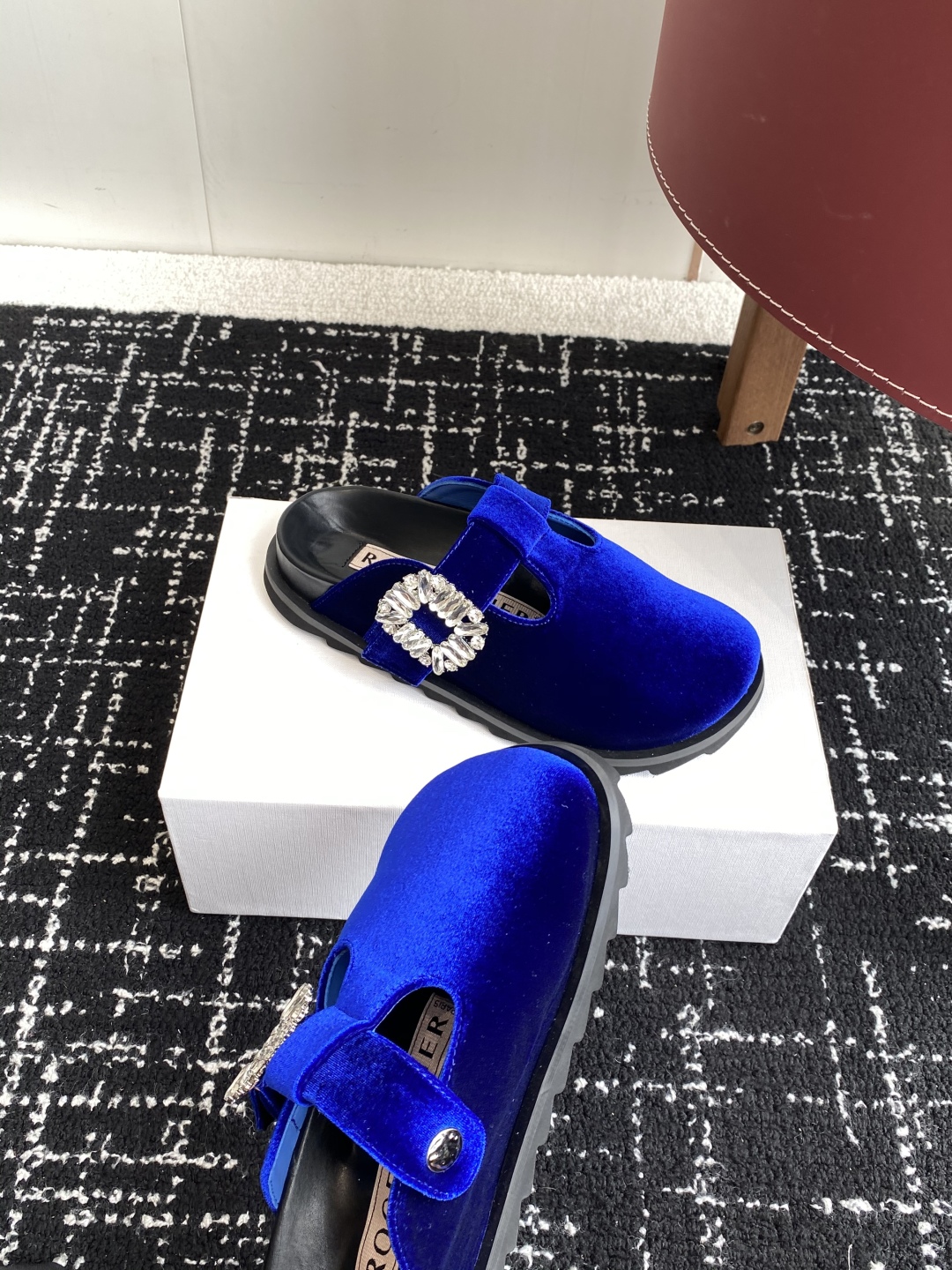 代购级
Roger vivier Rv 25ss春夏博肯 真软木潮流时尚 钻扣 休闲 包头拖

人体工程