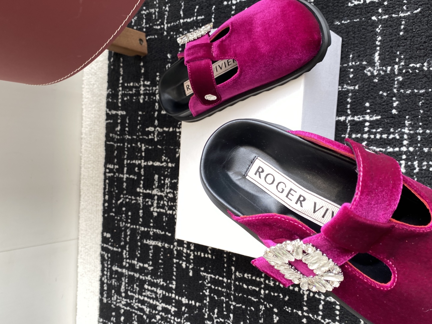 代购级
Roger vivier Rv 25ss春夏博肯 真软木潮流时尚 钻扣 休闲 包头拖

人体工程