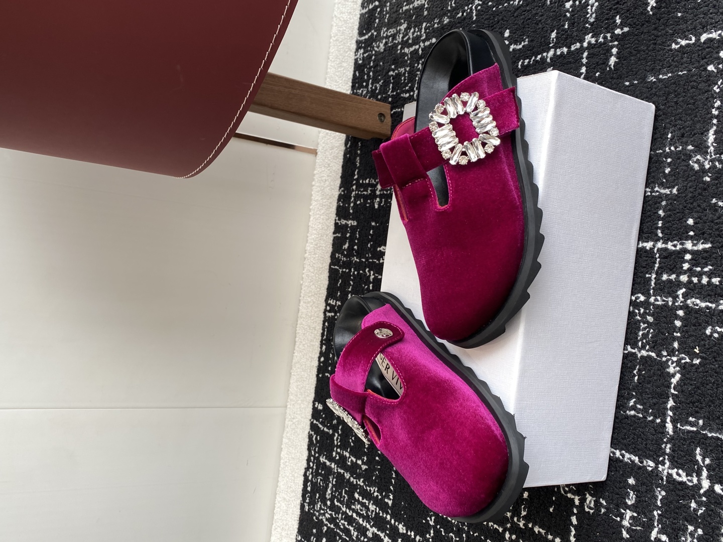 代购级
Roger vivier Rv 25ss春夏博肯 真软木潮流时尚 钻扣 休闲 包头拖

人体工程