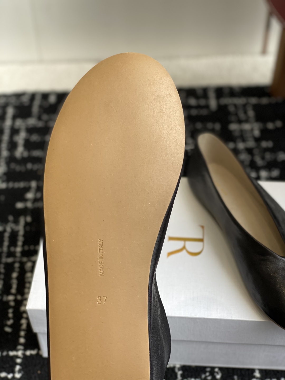 代购级
the row 25ss 春夏 复古简约 芭蕾舞鞋！

据说这是本年度最美丽的芭蕾舞奶奶鞋，法式