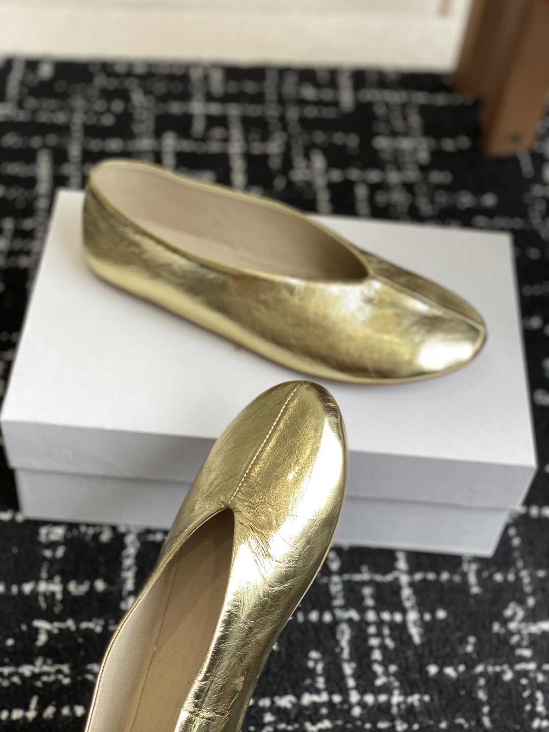 代购级
the row 25ss 春夏 复古简约 芭蕾舞鞋！

据说这是本年度最美丽的芭蕾舞奶奶鞋，法式