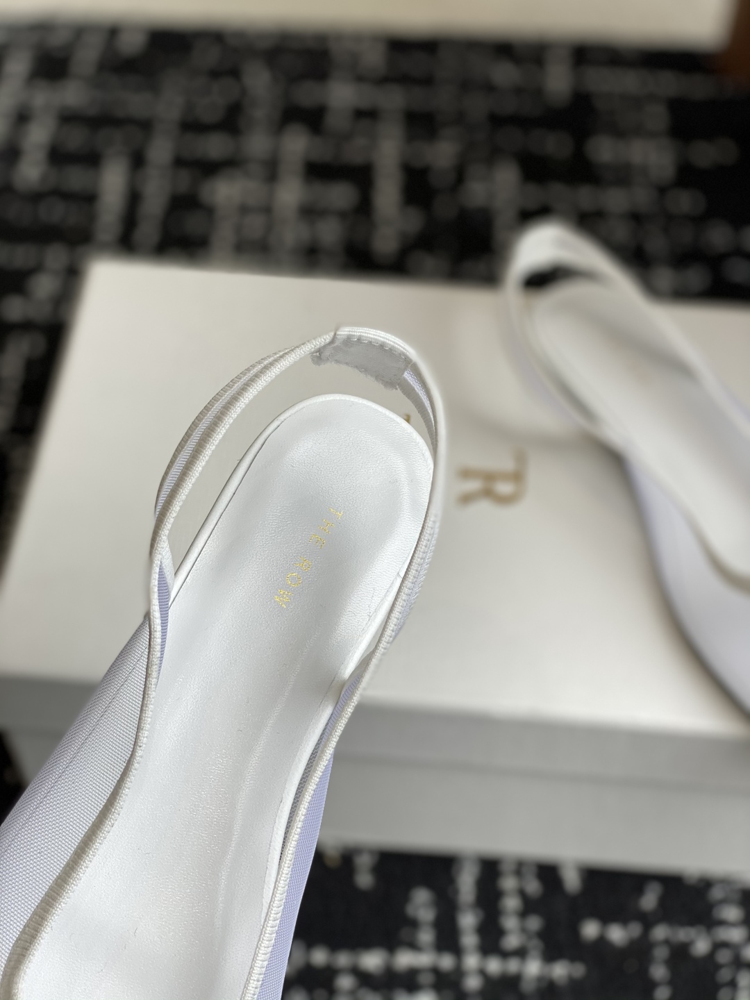 代购级
THE ROW 25ss 网面透气 芭蕾舞鞋 后空凉鞋

满满的少女风 既摩登又复古的味道 非常