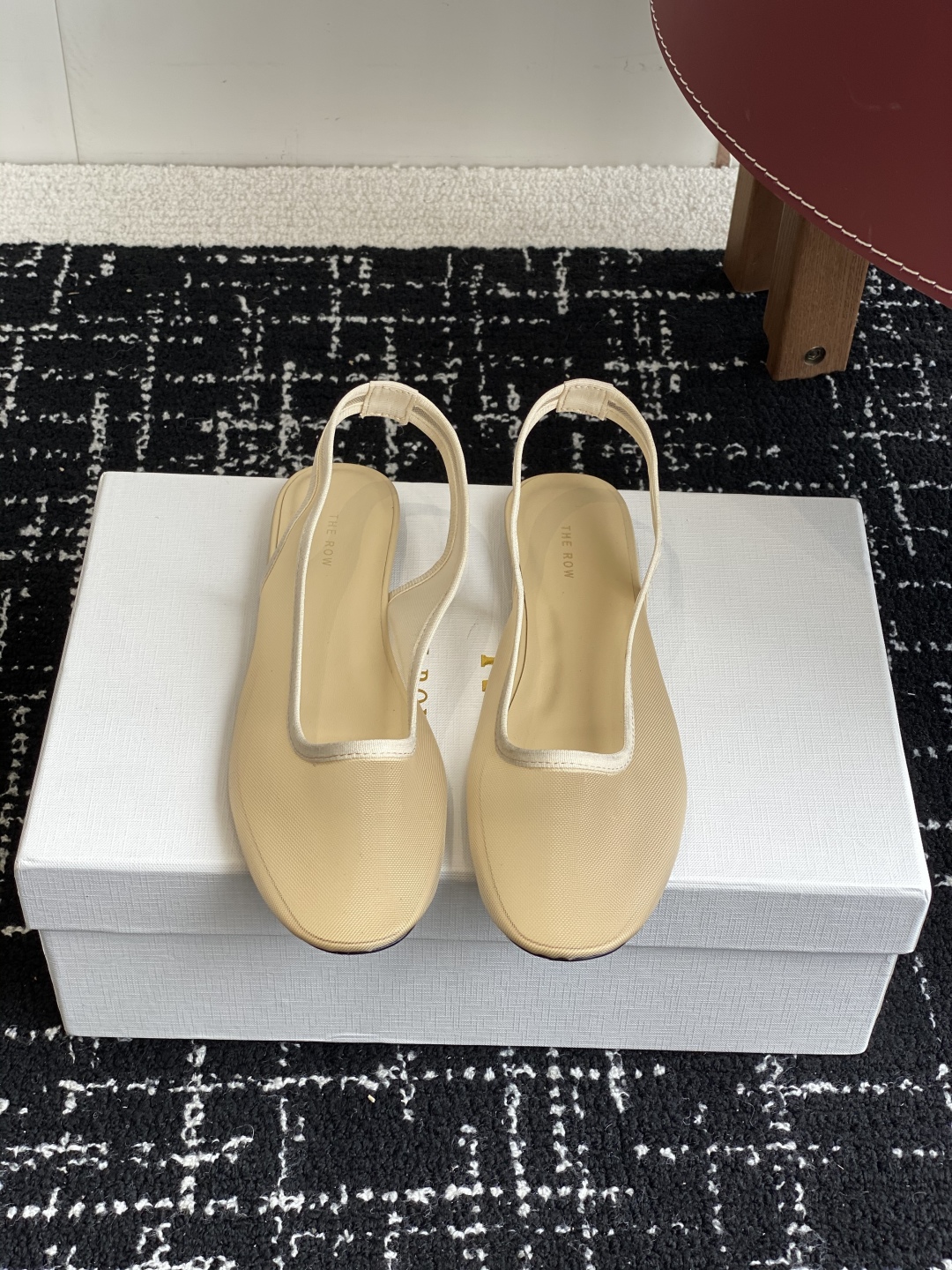 代购级
THE ROW 25ss 网面透气 芭蕾舞鞋 后空凉鞋

满满的少女风 既摩登又复古的味道 非常