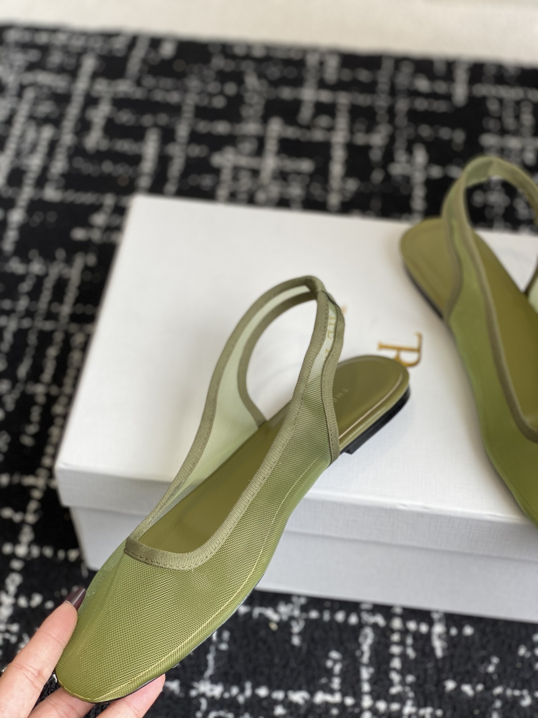 代购级
THE ROW 25ss 网面透气 芭蕾舞鞋 后空凉鞋

满满的少女风 既摩登又复古的味道 非常