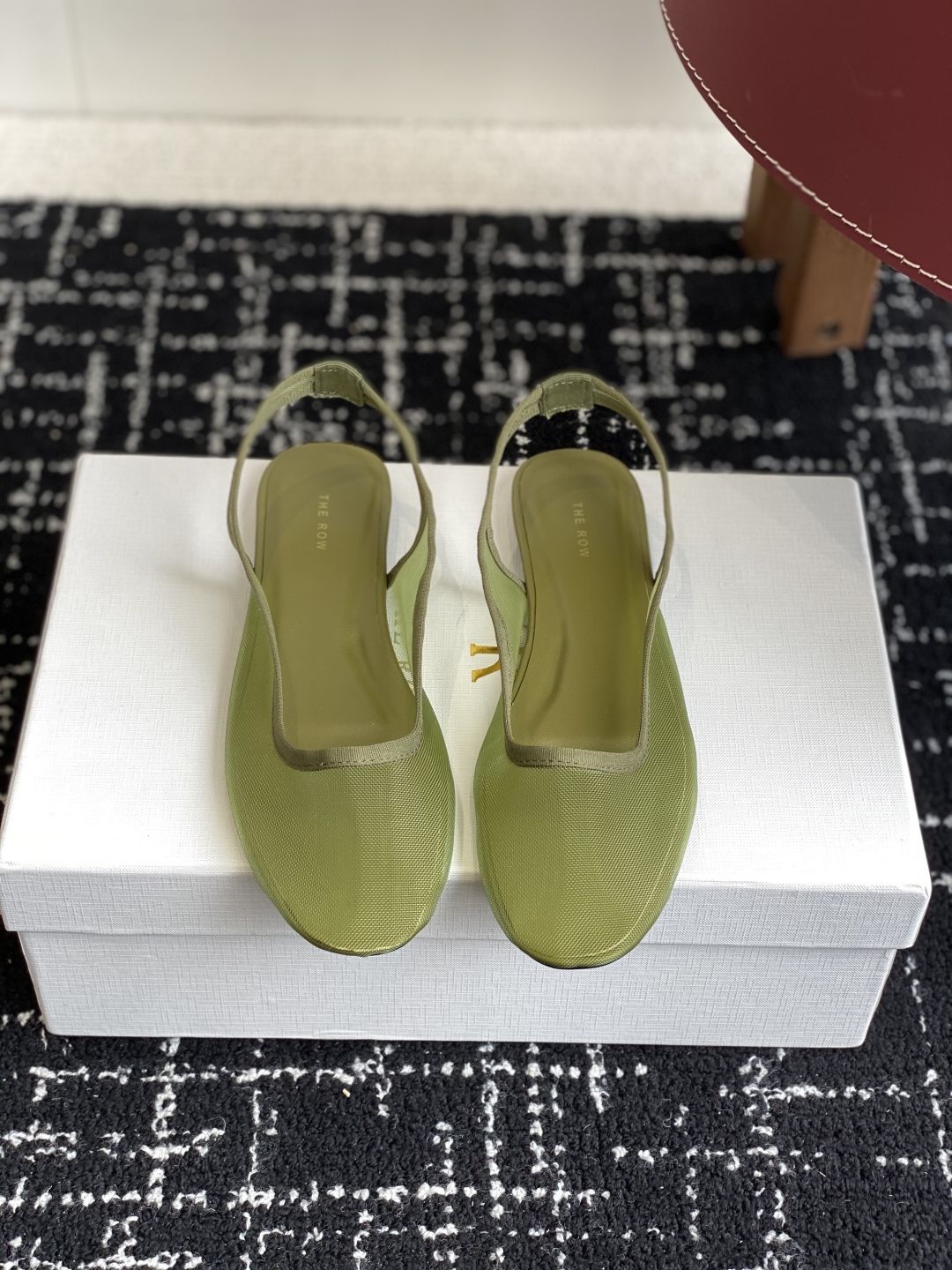 代购级
THE ROW 25ss 网面透气 芭蕾舞鞋 后空凉鞋

满满的少女风 既摩登又复古的味道 非常
