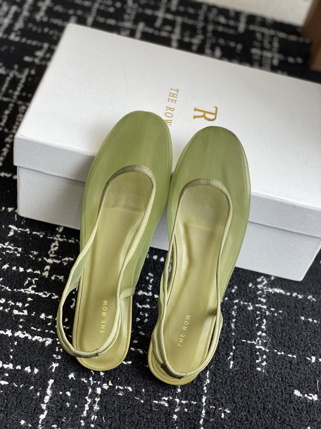 代购级
THE ROW 25ss 网面透气 芭蕾舞鞋 后空凉鞋

满满的少女风 既摩登又复古的味道 非常
