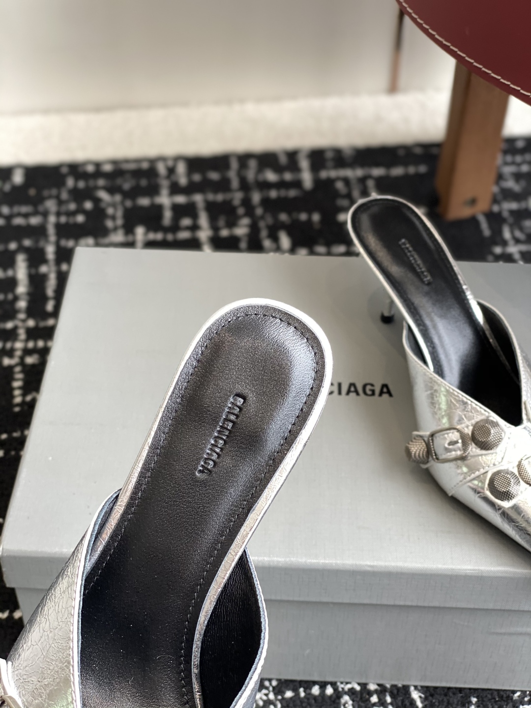 代购级
BALENCIAGA 25ss 尖头 钮钉 半拖高跟鞋  市场最高版本 绝对原版开发 

英原版
