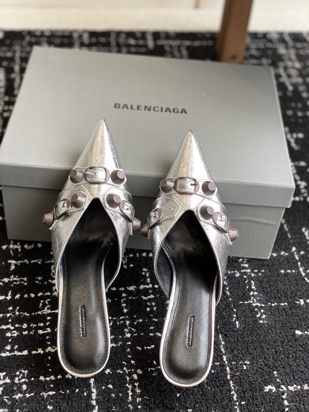 代购级
BALENCIAGA 25ss 尖头 钮钉 半拖高跟鞋  市场最高版本 绝对原版开发 

英原版