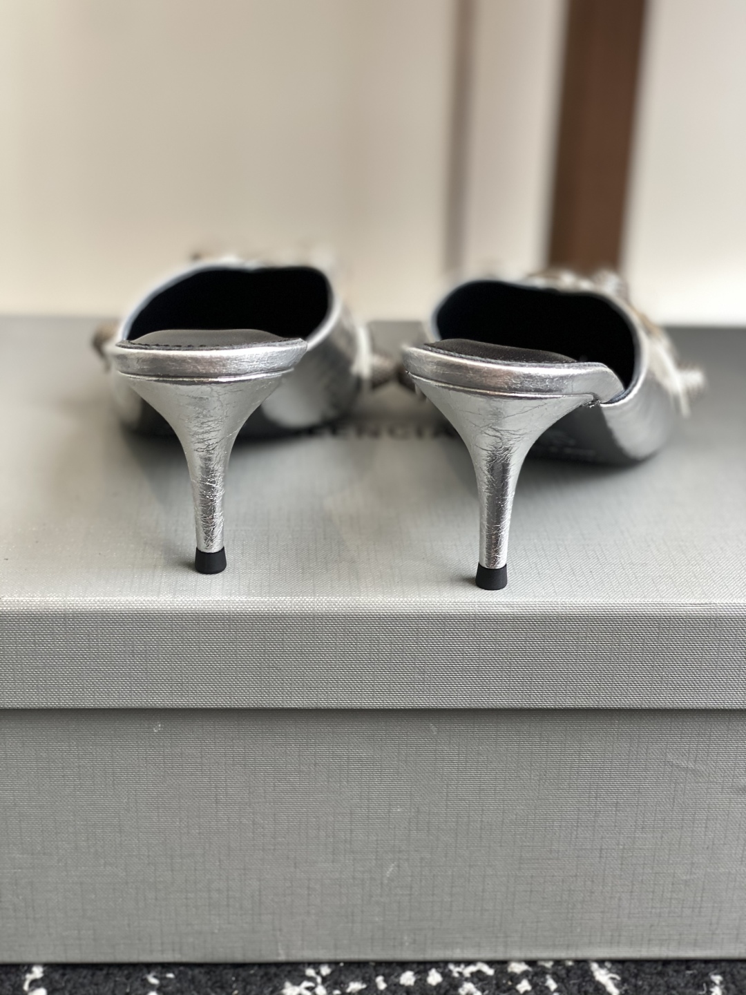 代购级
BALENCIAGA 25ss 尖头 钮钉 半拖高跟鞋  市场最高版本 绝对原版开发 

英原版