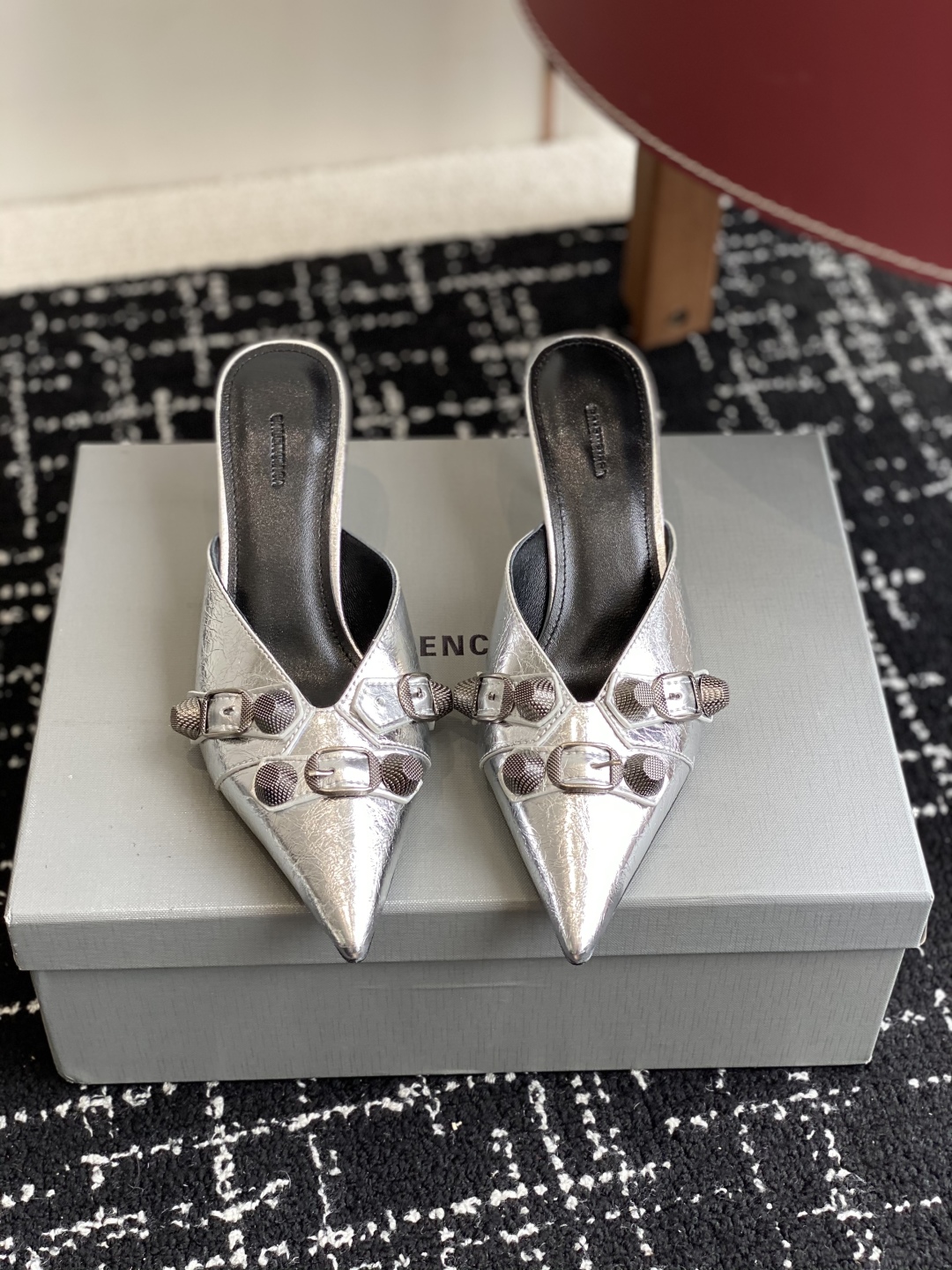 代购级
BALENCIAGA 25ss 尖头 钮钉 半拖高跟鞋  市场最高版本 绝对原版开发 

英原版