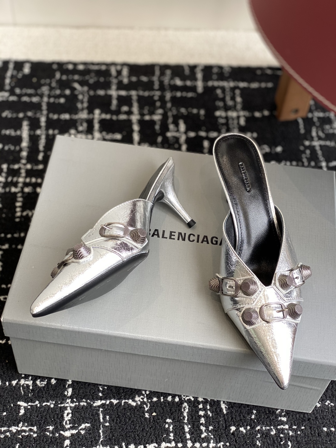 代购级
BALENCIAGA 25ss 尖头 钮钉 半拖高跟鞋  市场最高版本 绝对原版开发 

英原版