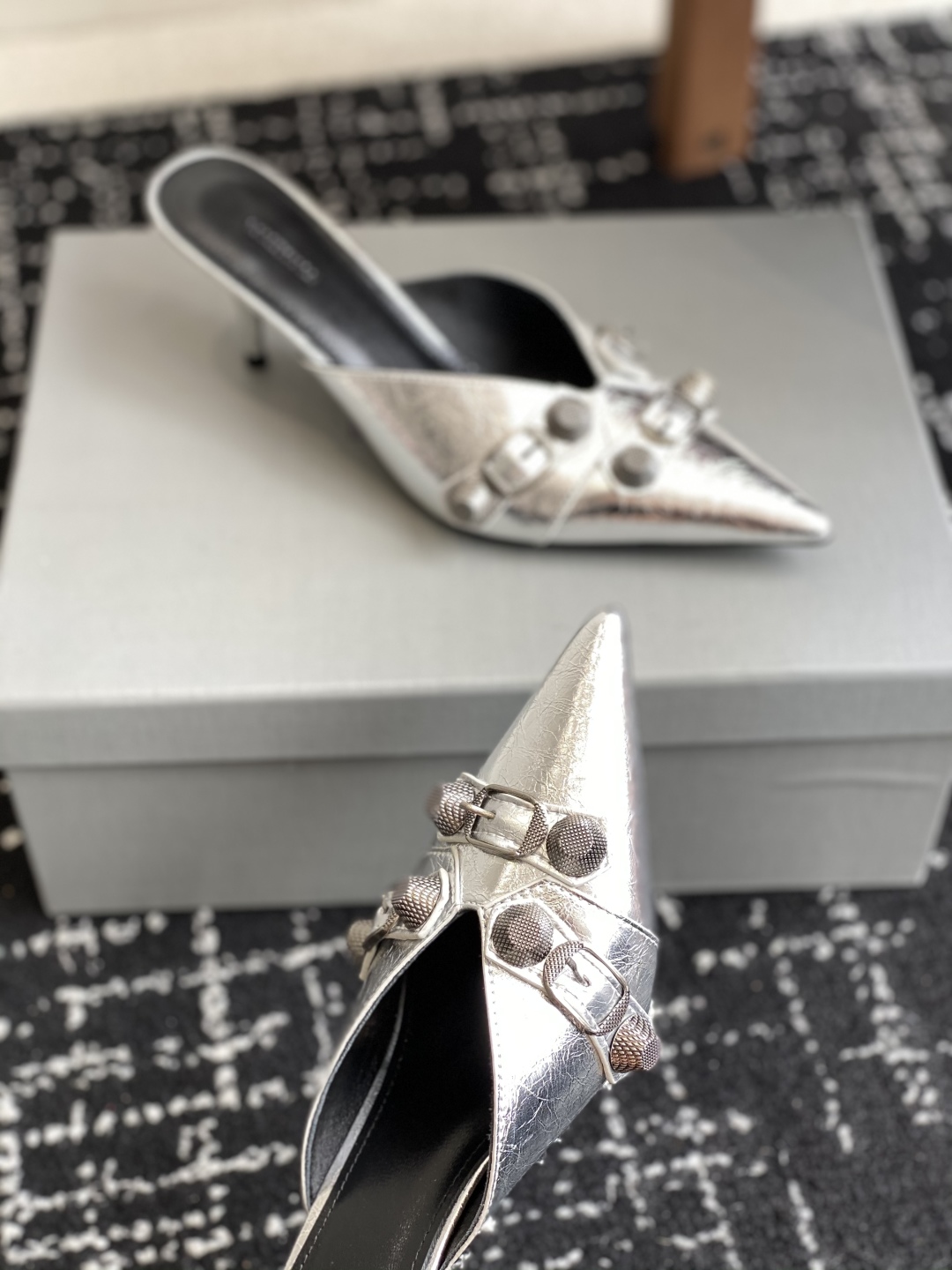 代购级
BALENCIAGA 25ss 尖头 钮钉 半拖高跟鞋  市场最高版本 绝对原版开发 

英原版