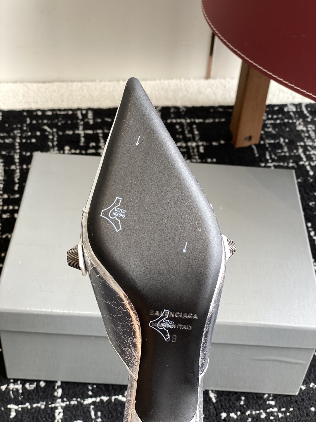 代购级
BALENCIAGA 25ss 尖头 钮钉 半拖高跟鞋  市场最高版本 绝对原版开发 

英原版