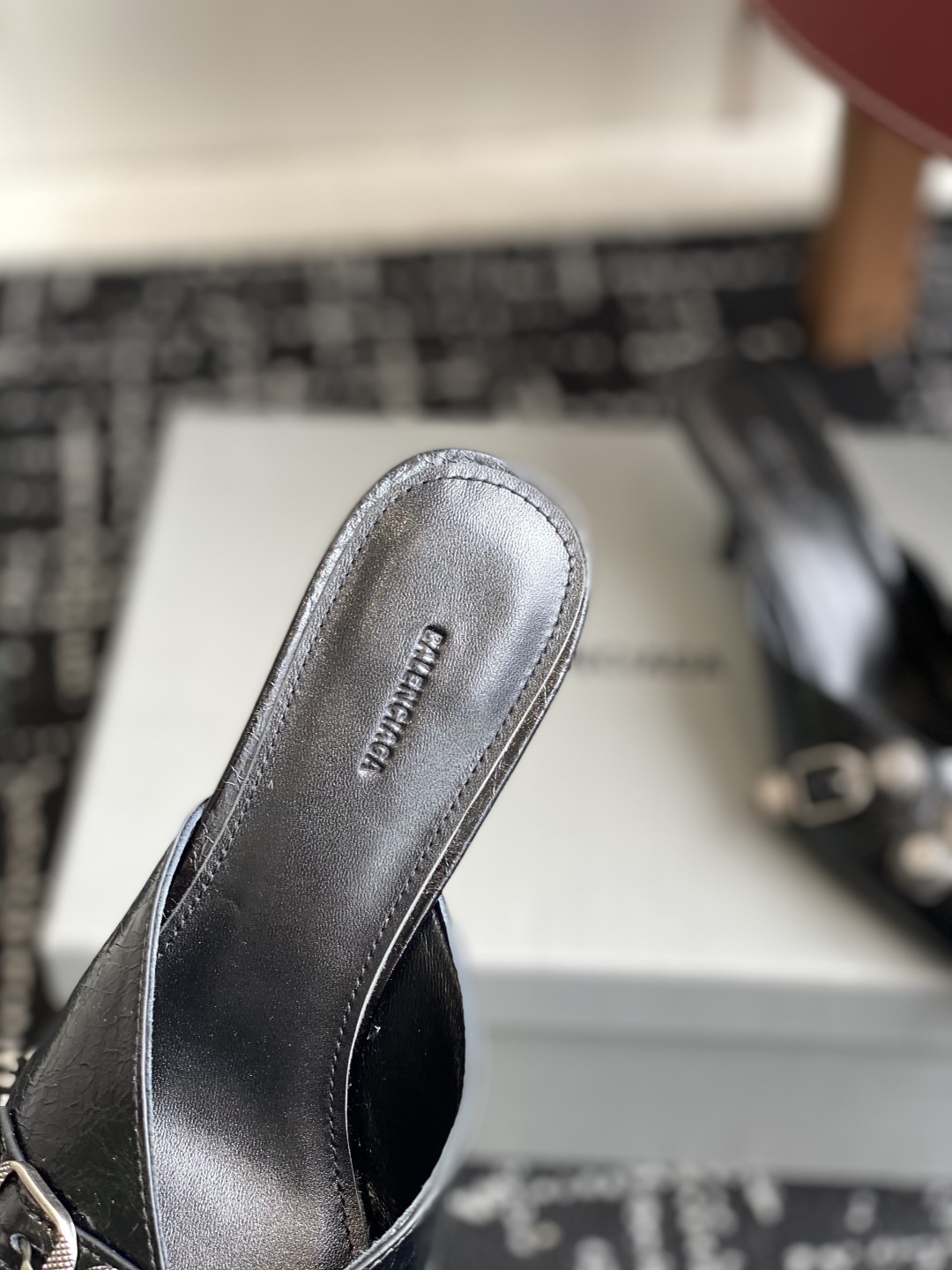 代购级
BALENCIAGA 25ss 尖头 钮钉 半拖高跟鞋  市场最高版本 绝对原版开发 

英原版