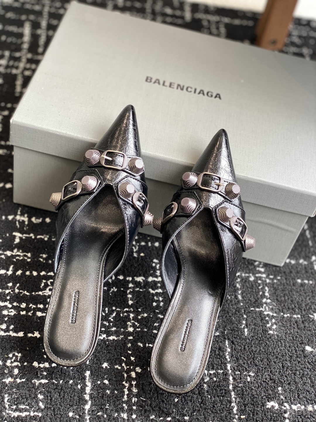 代购级
BALENCIAGA 25ss 尖头 钮钉 半拖高跟鞋  市场最高版本 绝对原版开发 

英原版