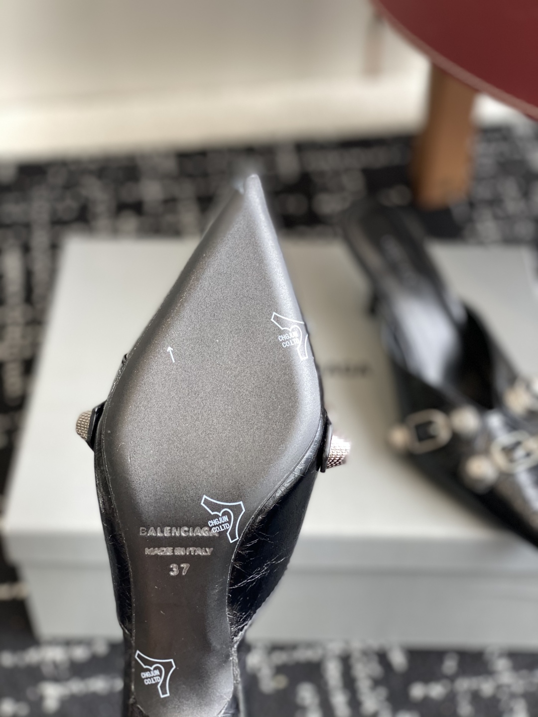 代购级
BALENCIAGA 25ss 尖头 钮钉 半拖高跟鞋  市场最高版本 绝对原版开发 

英原版