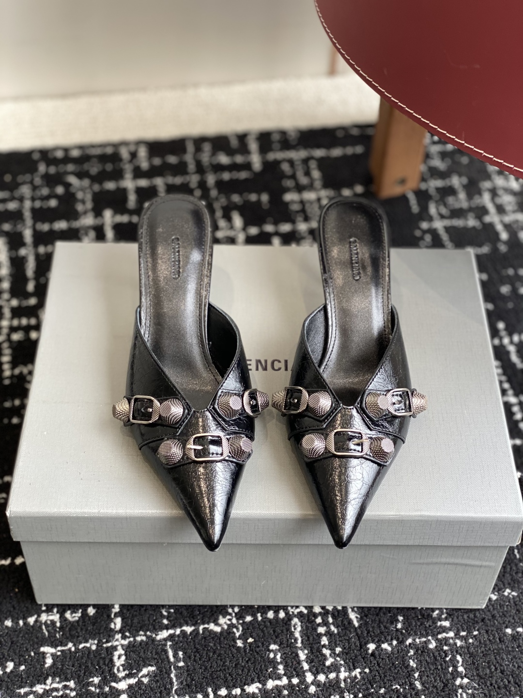 代购级
BALENCIAGA 25ss 尖头 钮钉 半拖高跟鞋  市场最高版本 绝对原版开发 

英原版
