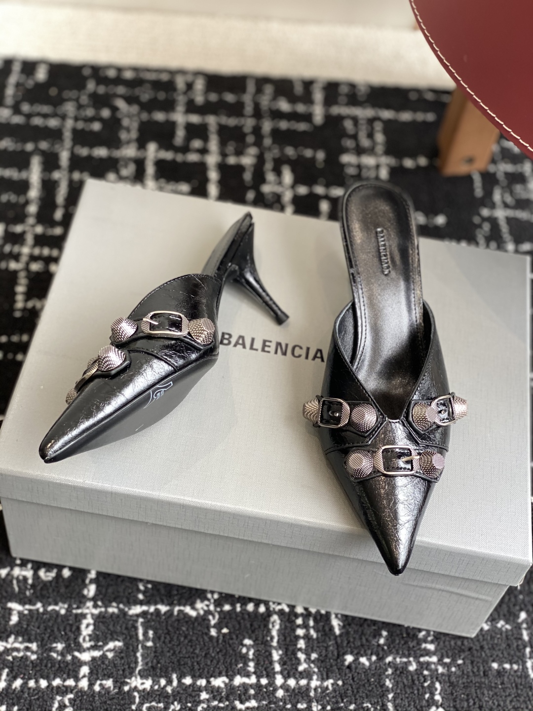 代购级
BALENCIAGA 25ss 尖头 钮钉 半拖高跟鞋  市场最高版本 绝对原版开发 

英原版