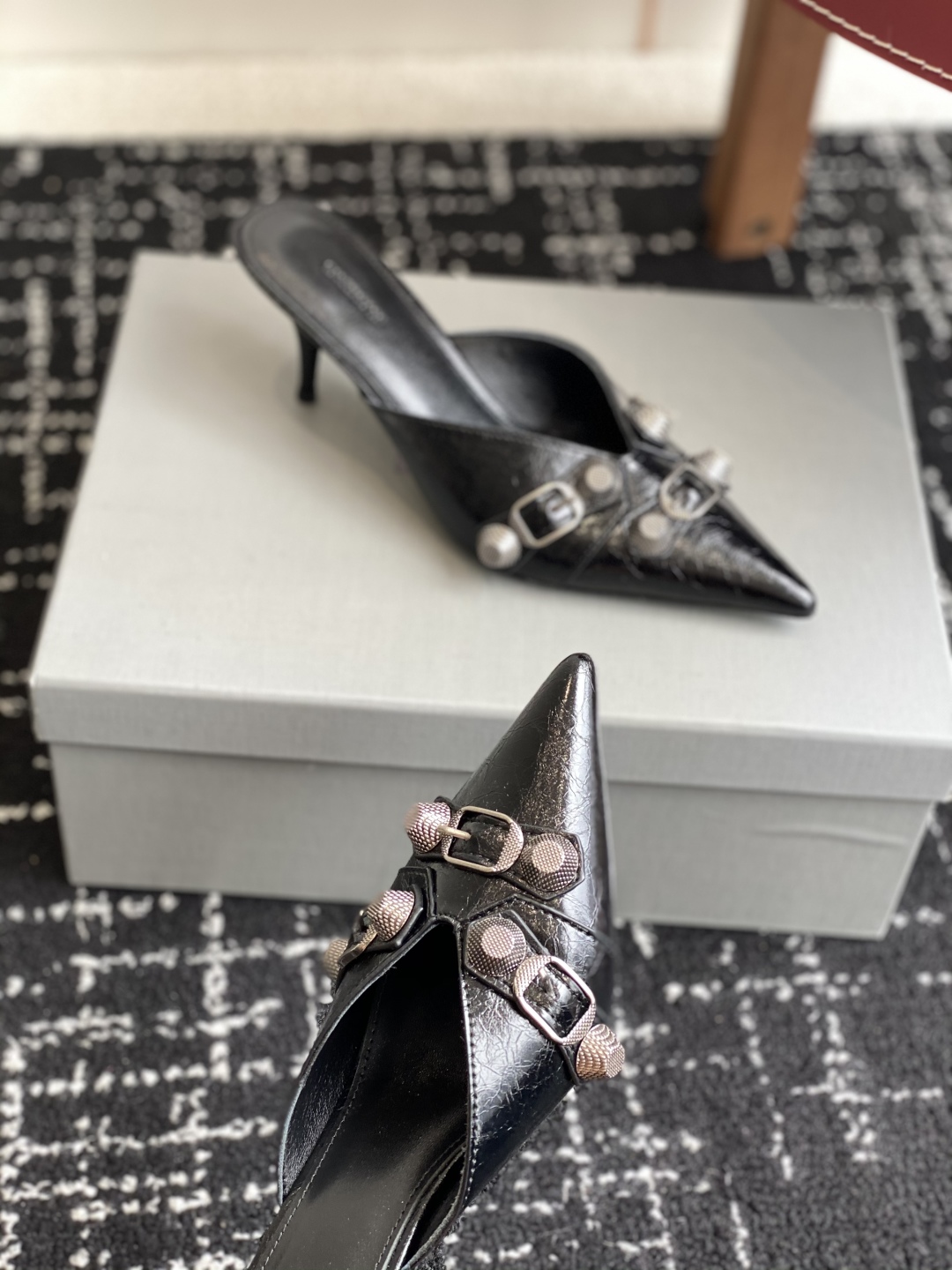 代购级
BALENCIAGA 25ss 尖头 钮钉 半拖高跟鞋  市场最高版本 绝对原版开发 

英原版