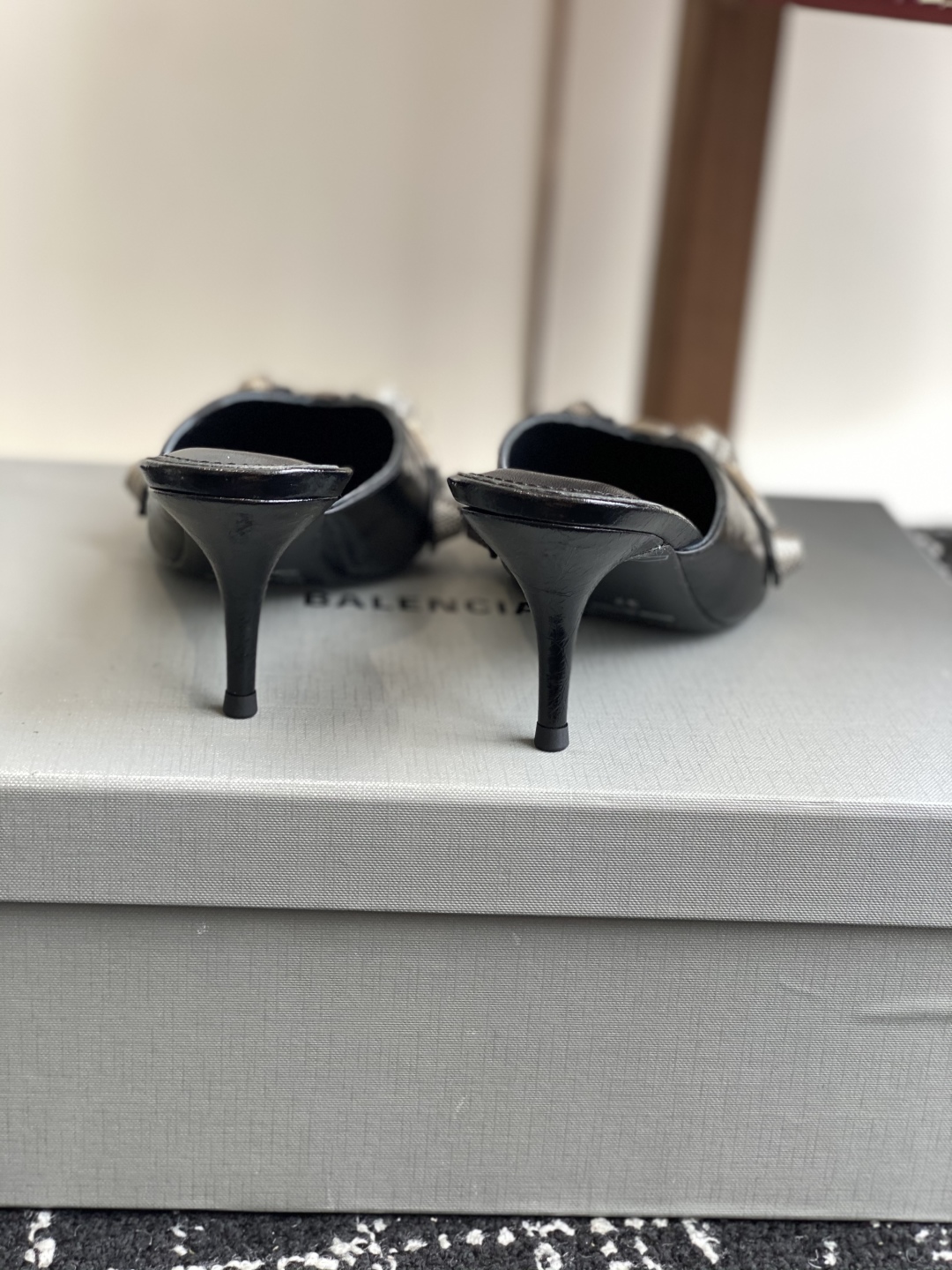 代购级
BALENCIAGA 25ss 尖头 钮钉 半拖高跟鞋  市场最高版本 绝对原版开发 

英原版