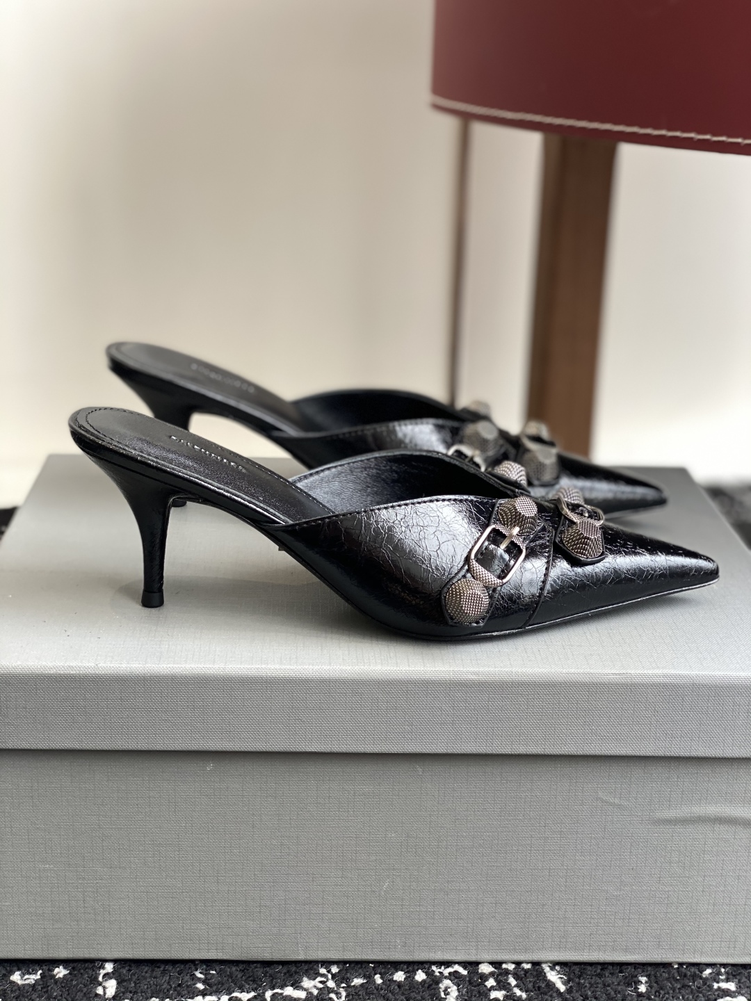 代购级
BALENCIAGA 25ss 尖头 钮钉 半拖高跟鞋  市场最高版本 绝对原版开发 

英原版