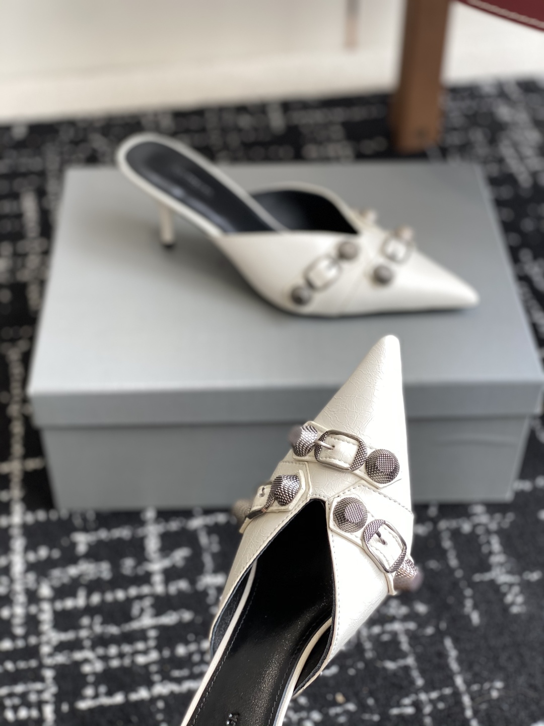 代购级
BALENCIAGA 25ss 尖头 钮钉 半拖高跟鞋  市场最高版本 绝对原版开发 

英原版
