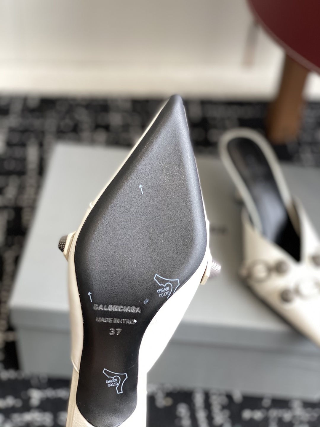 代购级
BALENCIAGA 25ss 尖头 钮钉 半拖高跟鞋  市场最高版本 绝对原版开发 

英原版