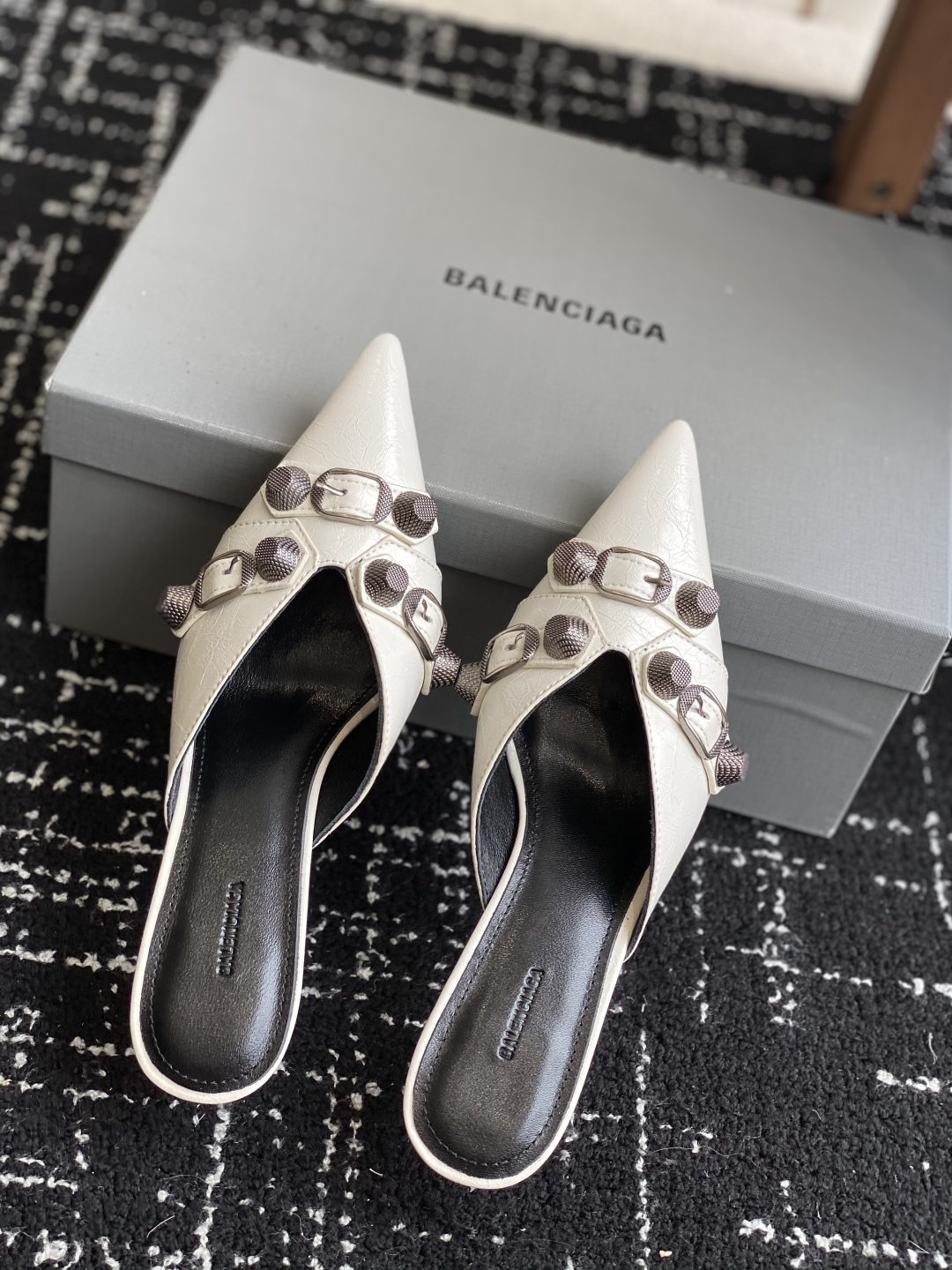 代购级
BALENCIAGA 25ss 尖头 钮钉 半拖高跟鞋  市场最高版本 绝对原版开发 

英原版