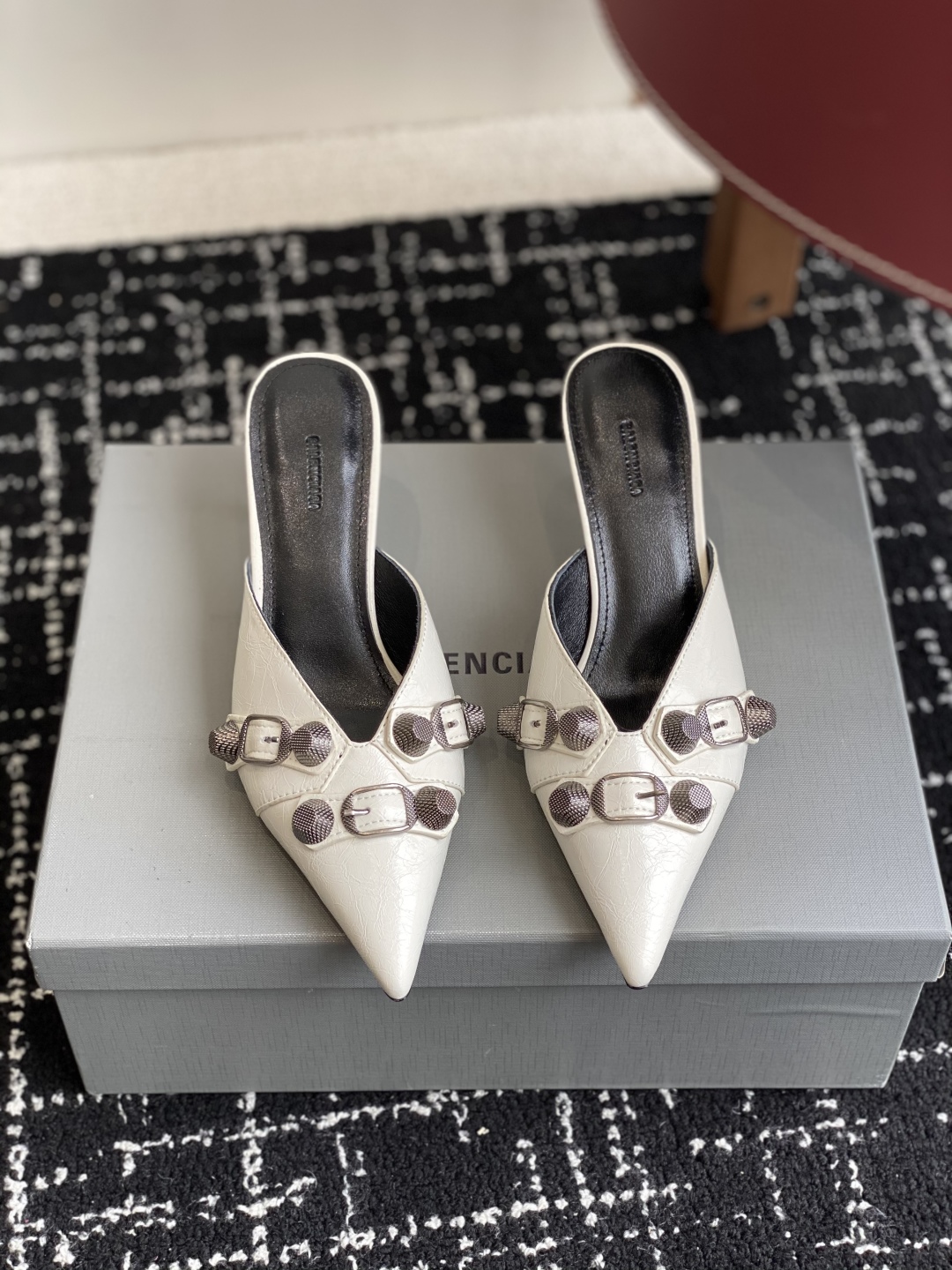 代购级
BALENCIAGA 25ss 尖头 钮钉 半拖高跟鞋  市场最高版本 绝对原版开发 

英原版