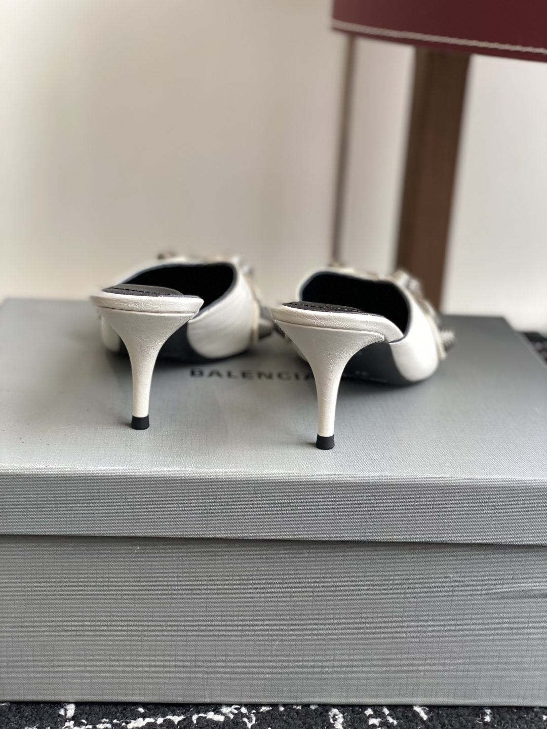 代购级
BALENCIAGA 25ss 尖头 钮钉 半拖高跟鞋  市场最高版本 绝对原版开发 

英原版