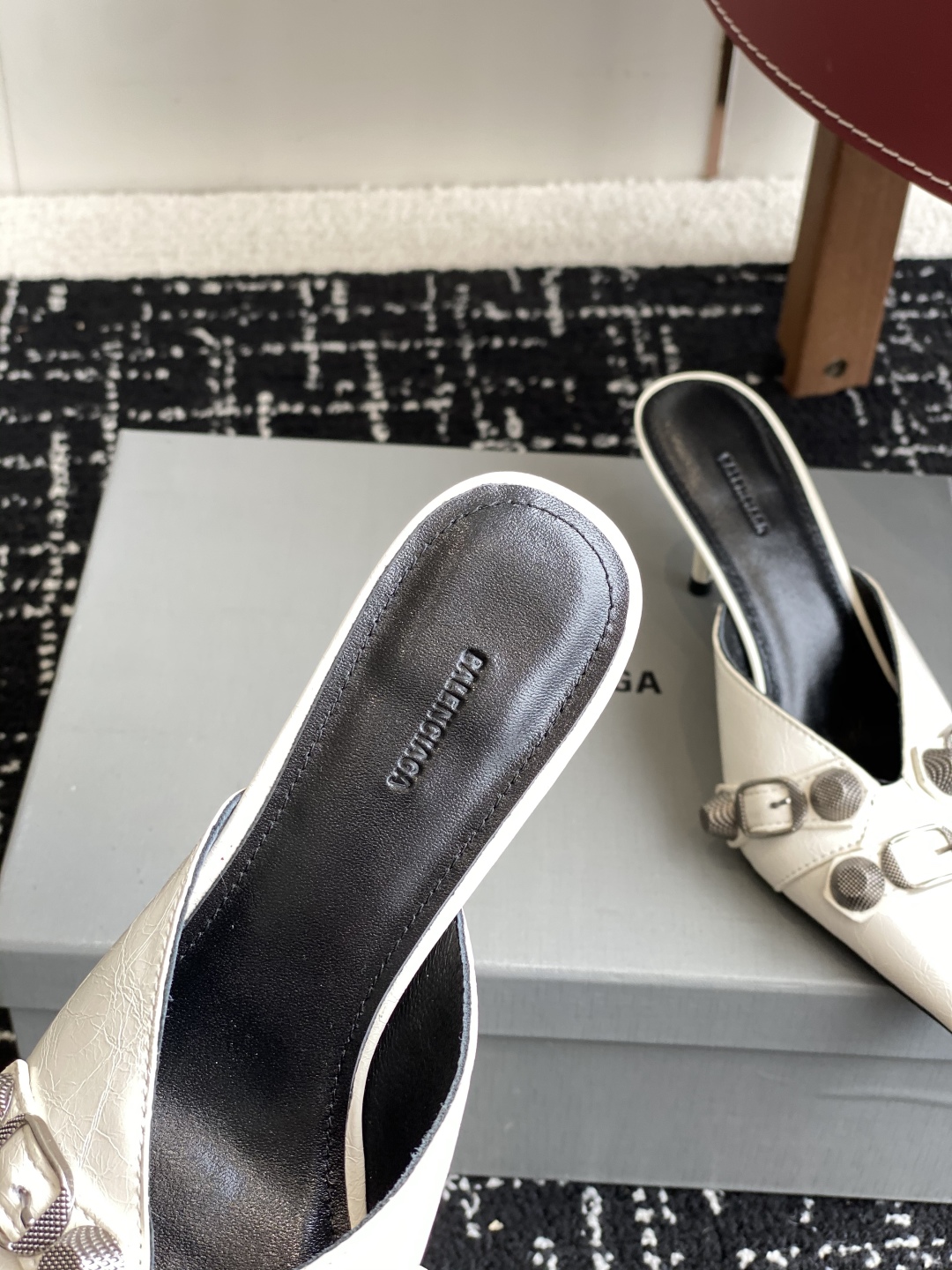 代购级
BALENCIAGA 25ss 尖头 钮钉 半拖高跟鞋  市场最高版本 绝对原版开发 

英原版