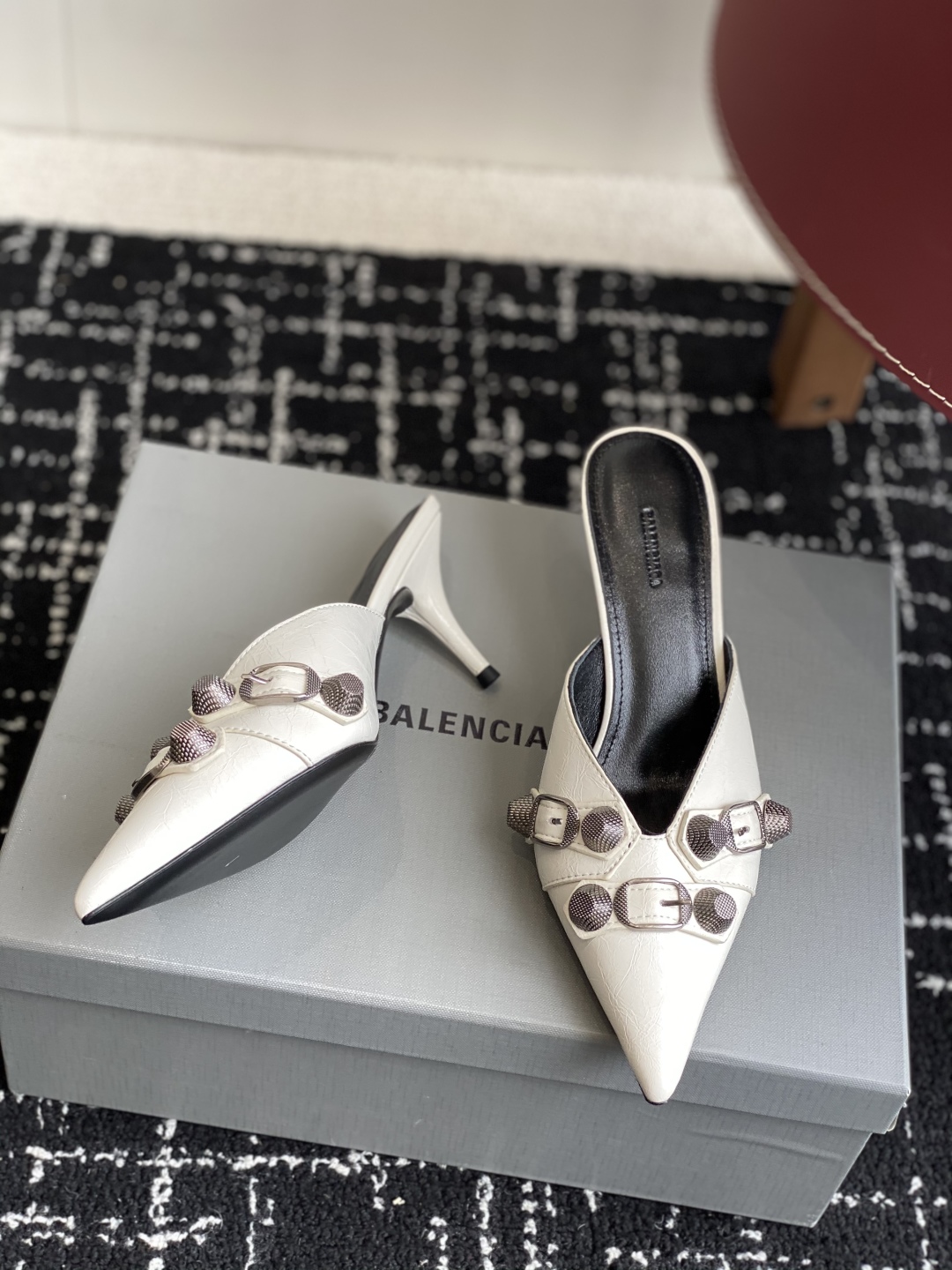 代购级
BALENCIAGA 25ss 尖头 钮钉 半拖高跟鞋  市场最高版本 绝对原版开发 

英原版