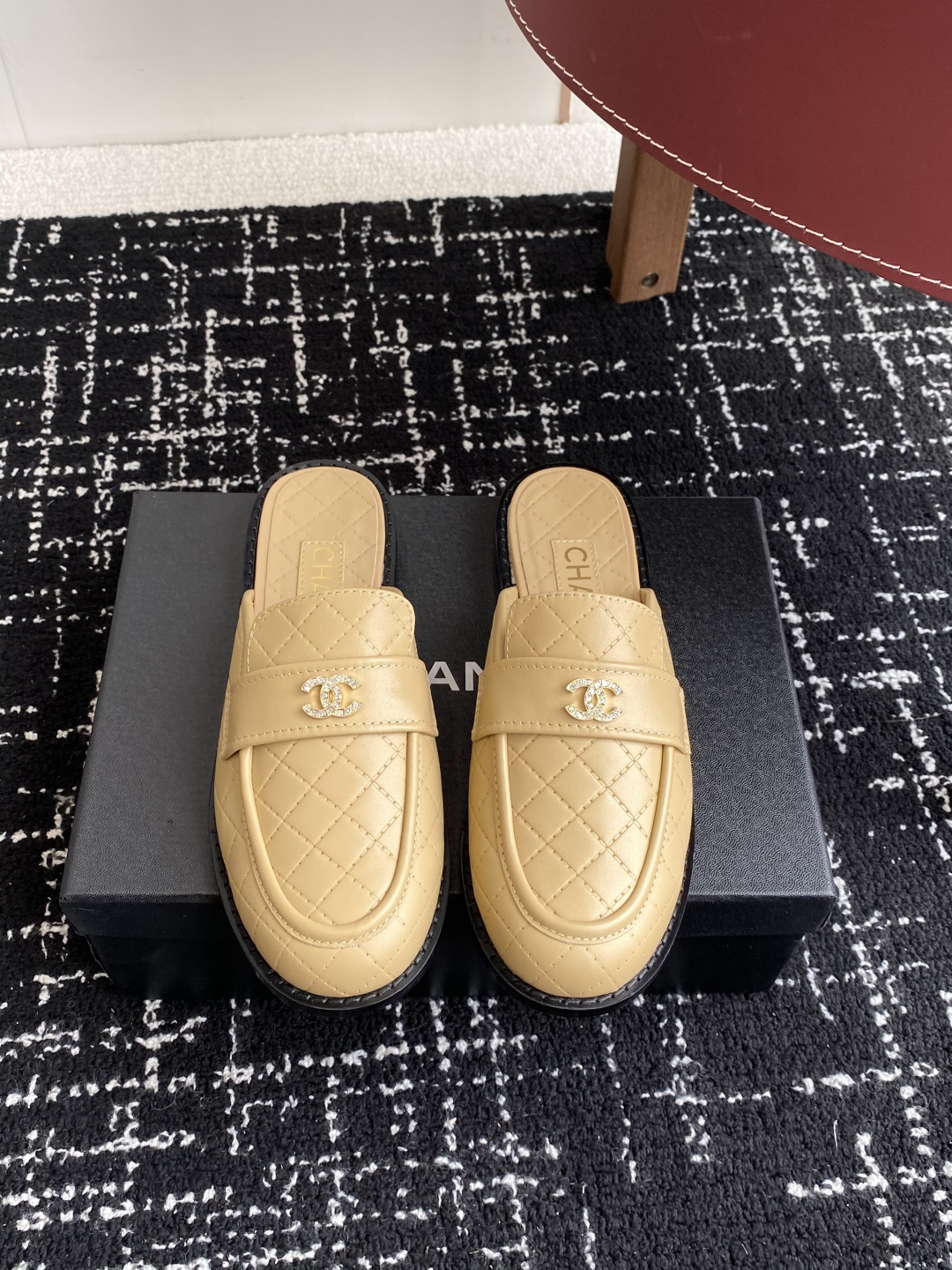 NO:692761,Purchasing-grade half slippers, single shoes 410 Chanel 25ss, Xiaoxiang new model, small fragrant diamond buckle, half slippers, loafers, spring and summer must-have items for Xiangjia. Goddess series, with Xiangjia's characteristic elegant ladylike temperament, super attractive, irresistible, heartwarming... Imported calfskin upper, imported patent leather, original molded hardware logo, mixed sheepskin lining, outsole, Italian genuine leather outsole Size #35-42 (40  41 42 Customized (non-refundable), casual shoes/sports shoes, chanel, chanel, loafers, sneakers, cowhide, sheepskin, Leather soles19860909代购级半拖 单鞋410 Chanel 25ss 小香 新款 小香钻扣 半拖 乐福鞋鞋 春夏香家必备爆款 女神系列,拥有香家特色优雅名媛气质,超级耐看,让人无法抗拒,心动ing…… 鞋面进口小牛皮 进口漆皮 原版开模五金logo 内里混种羊皮 大底意大利真皮大底 Size#35-42（40 41 42定做不退换）,休闲鞋/运动鞋,chanel,chanel,loafers,sneakers,cowhide,sheepskin,Leather soles,Women's Shoes