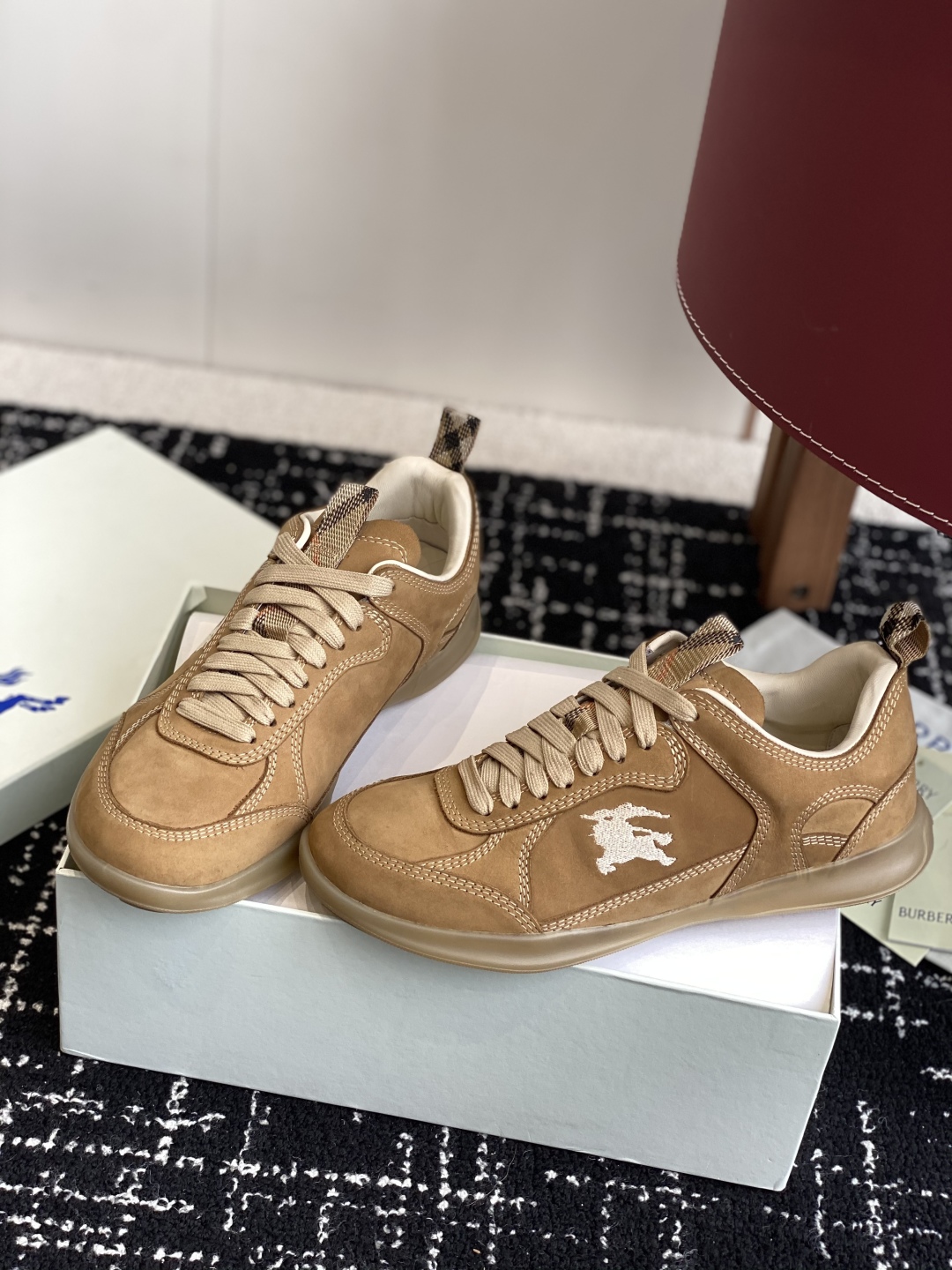 代购级
Burberry 25ss 最新 运动鞋出货了，男款 简约又超好看的 Box 鞋！

意大利精制