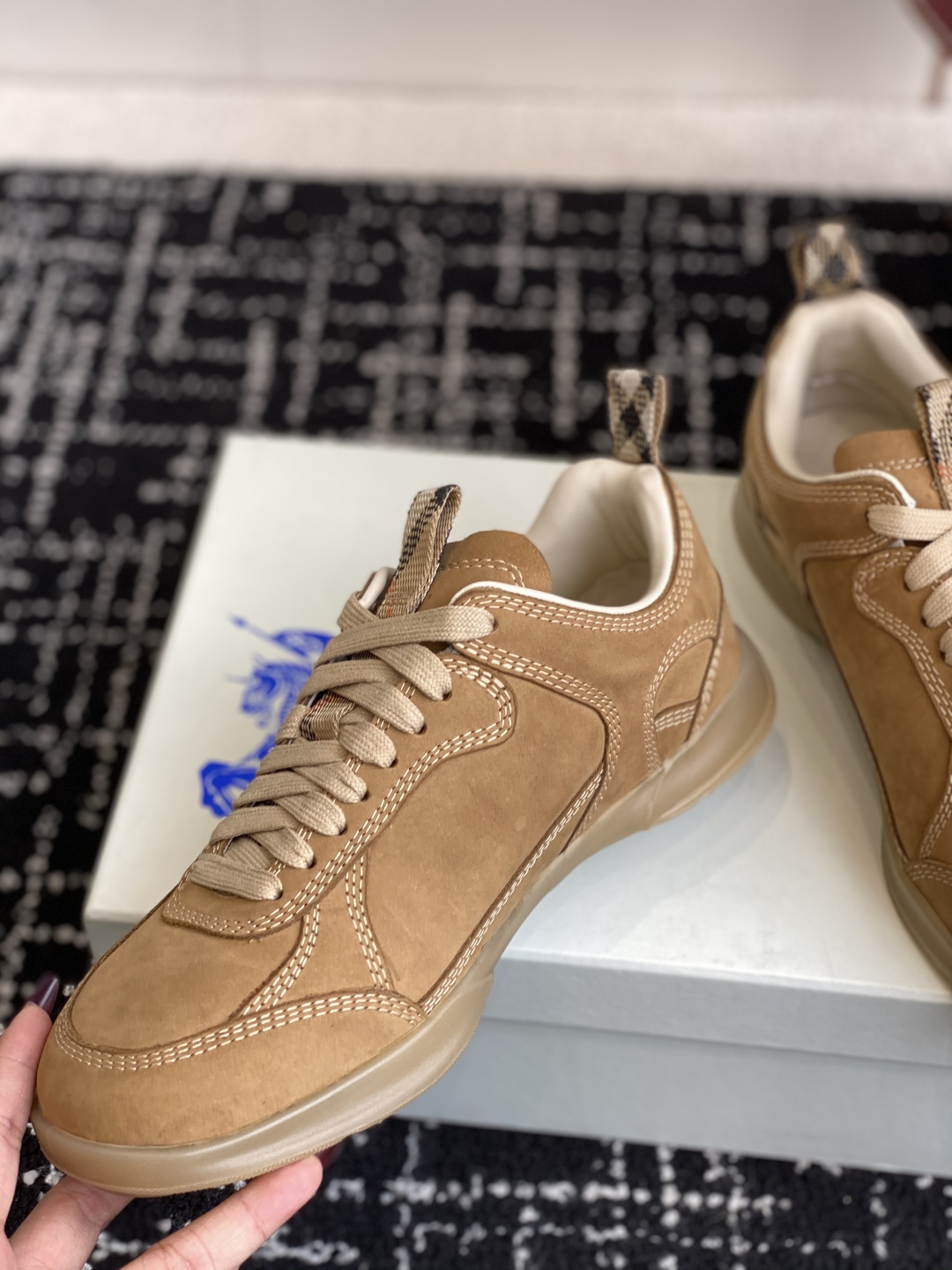 代购级
Burberry 25ss 最新 运动鞋出货了，男款 简约又超好看的 Box 鞋！

意大利精制