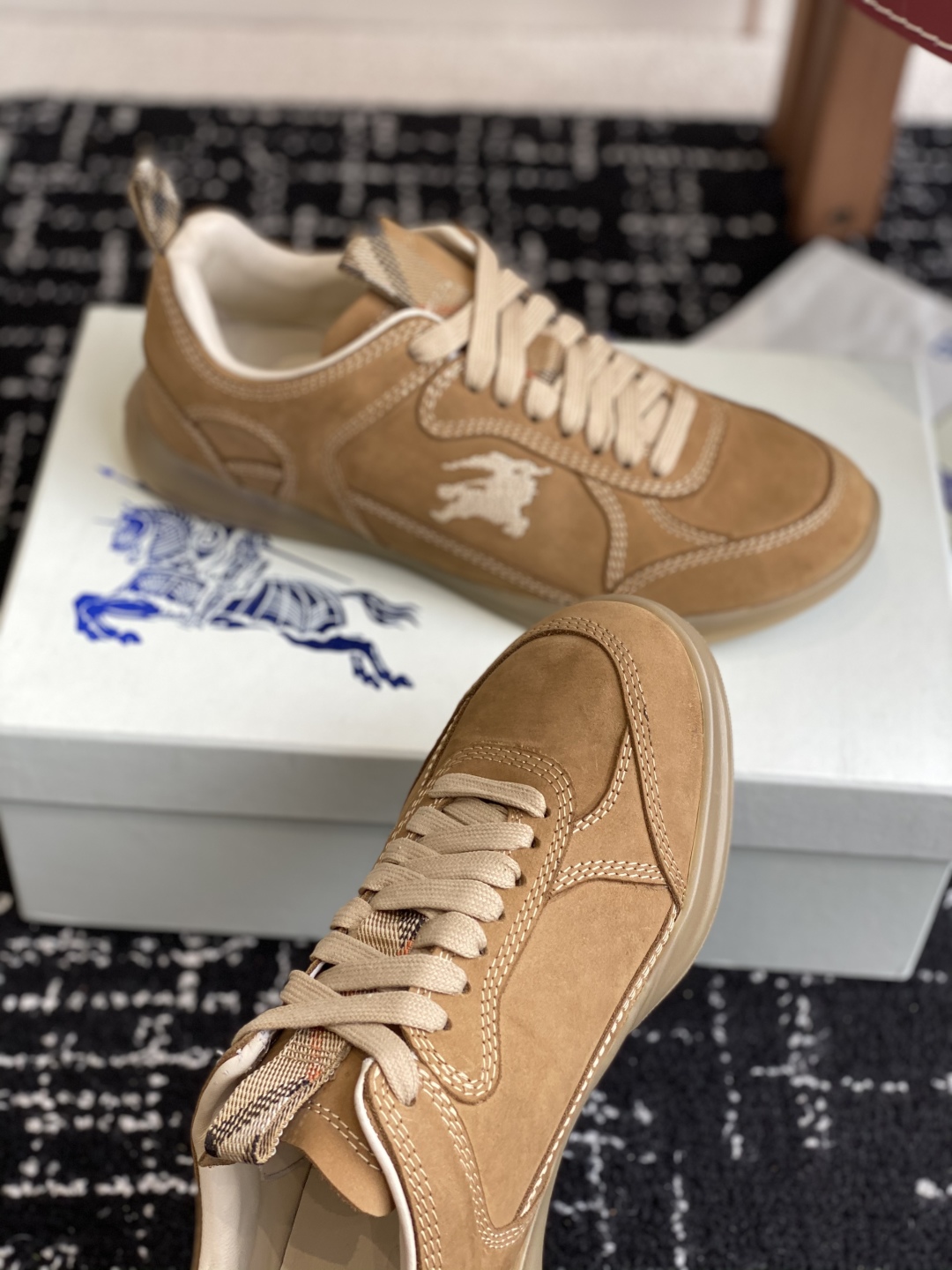 代购级
Burberry 25ss 最新 运动鞋出货了，男款 简约又超好看的 Box 鞋！

意大利精制