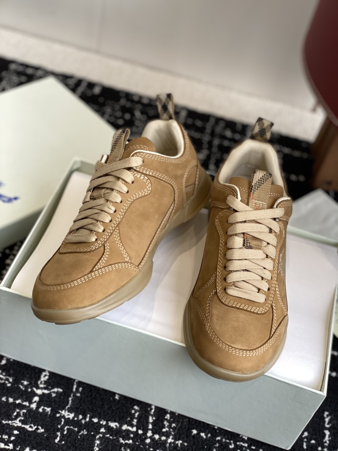 代购级
Burberry 25ss 最新 运动鞋出货了，男款 简约又超好看的 Box 鞋！

意大利精制