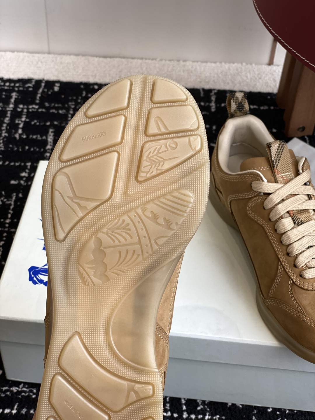 代购级
Burberry 25ss 最新 运动鞋出货了，男款 简约又超好看的 Box 鞋！

意大利精制