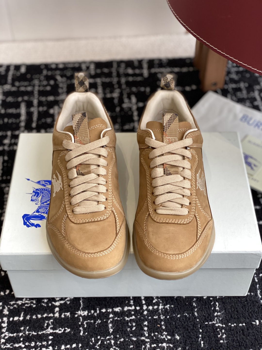 代购级
Burberry 25ss 最新 运动鞋出货了，男款 简约又超好看的 Box 鞋！

意大利精制