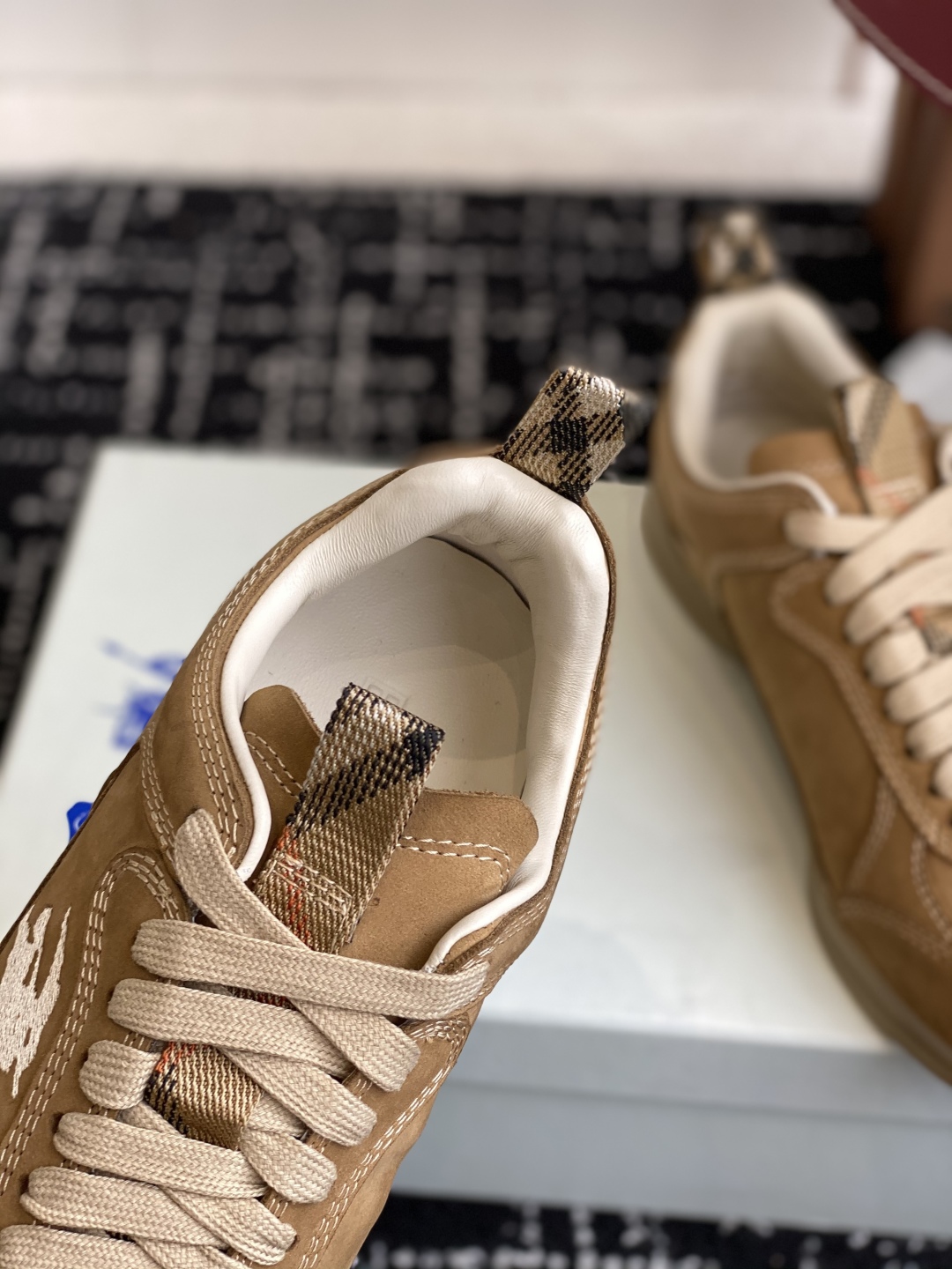 代购级
Burberry 25ss 最新 运动鞋出货了，男款 简约又超好看的 Box 鞋！

意大利精制