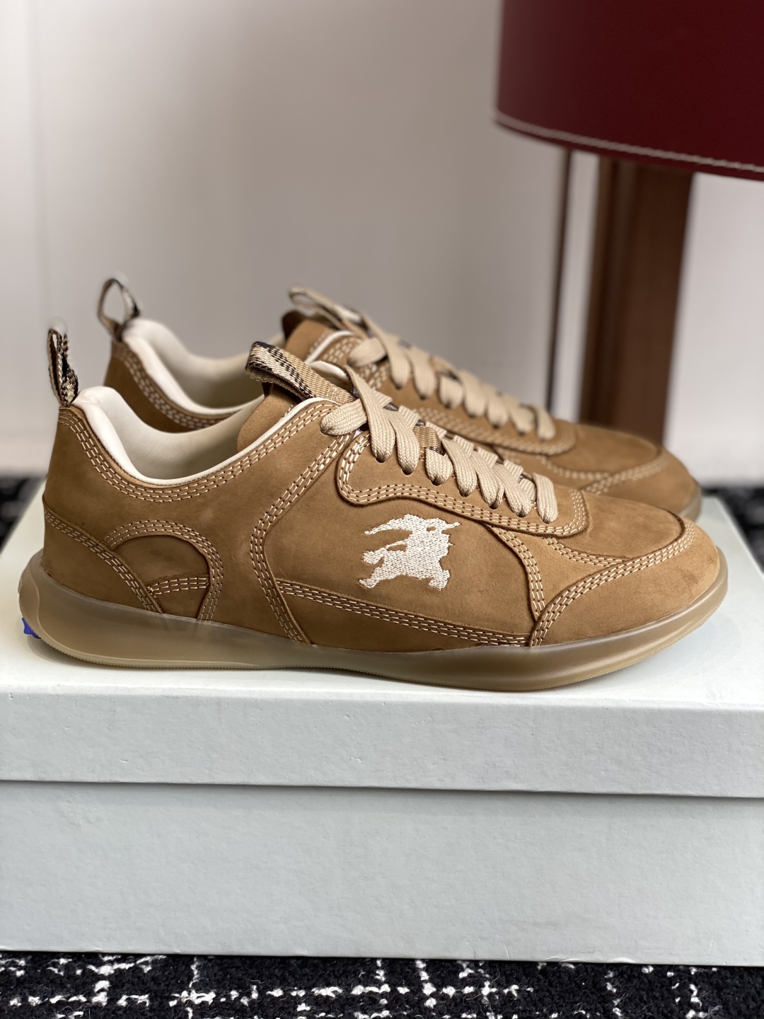 代购级
Burberry 25ss 最新 运动鞋出货了，男款 简约又超好看的 Box 鞋！

意大利精制