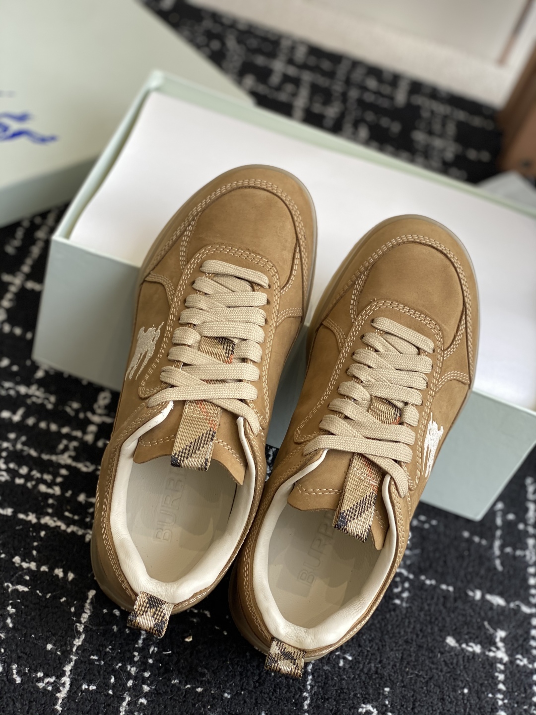 代购级
Burberry 25ss 最新 运动鞋出货了，男款 简约又超好看的 Box 鞋！

意大利精制
